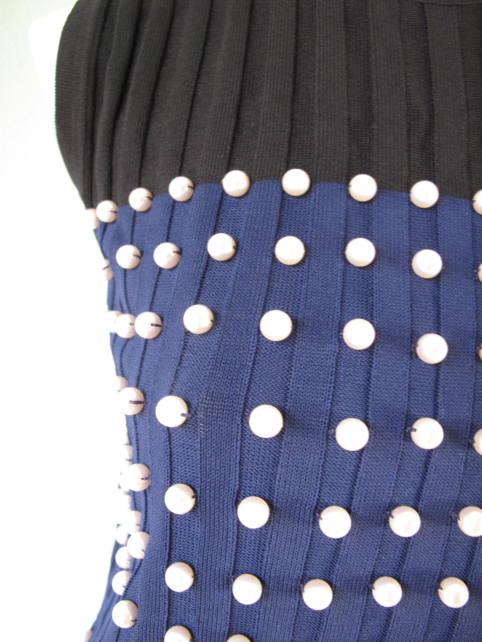 Black and navy sleeveless striped knit dress with faux pearls.  Condition: Excellent. Size 6 / 8

We accept returns for refund, please see our terms.  We offer free ground shipping within the US.
