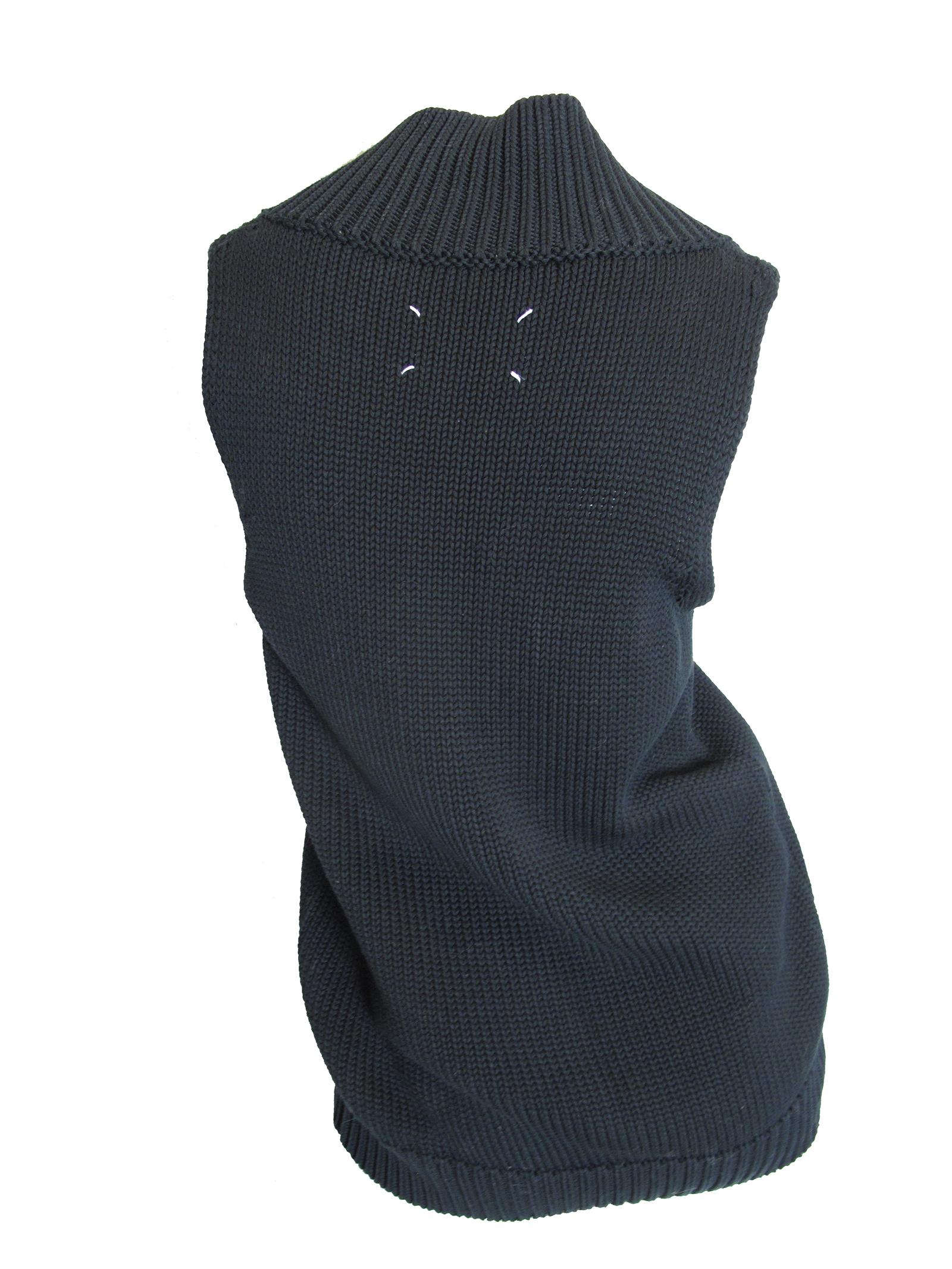 Martin Margiela black cotton sweater vest with zipper.  Condition: Excellent. Size M

We accept returns for refund.  We offer free ground shipping within the US.  Please let us know if you have any questions. 