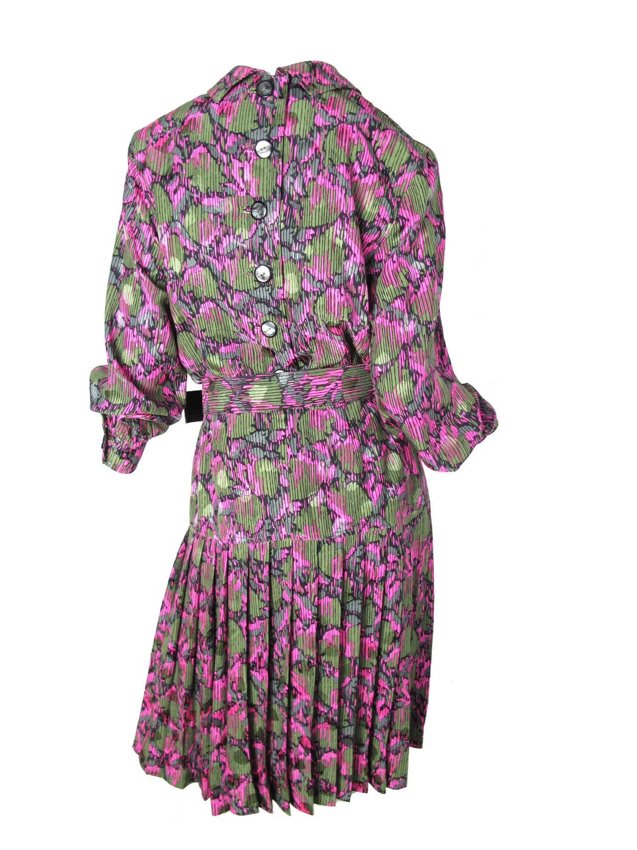 Adele Simpson green and pink printed silk dress with belt.  
Condition: Excellent.  

Size labeled 10

42