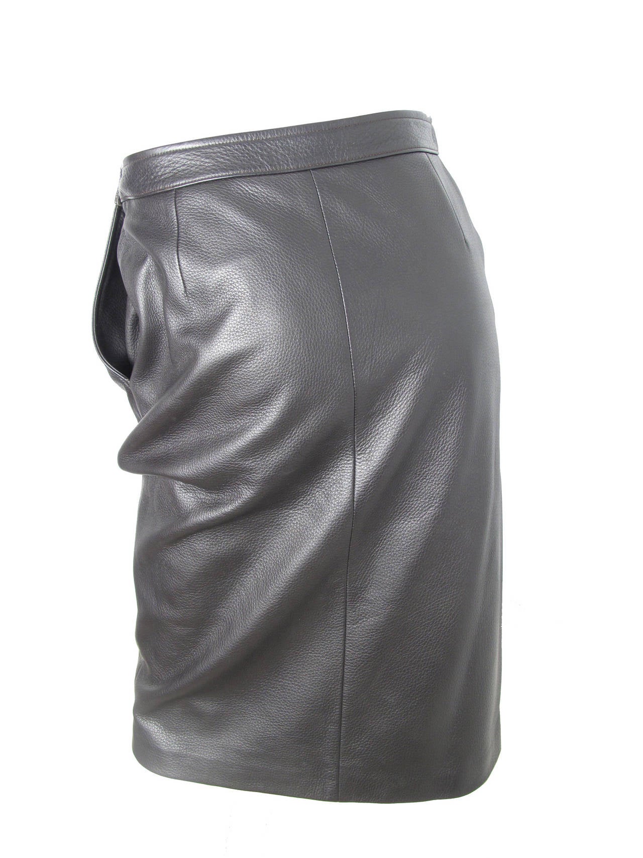 Hermes dark brown almost black deerskin pencil skirt.  Two side pockets, H treading on button.  Condition: Excellent. 

Size 38 

We accept returns for refund, please see our terms.  Let us know if you have any questions.