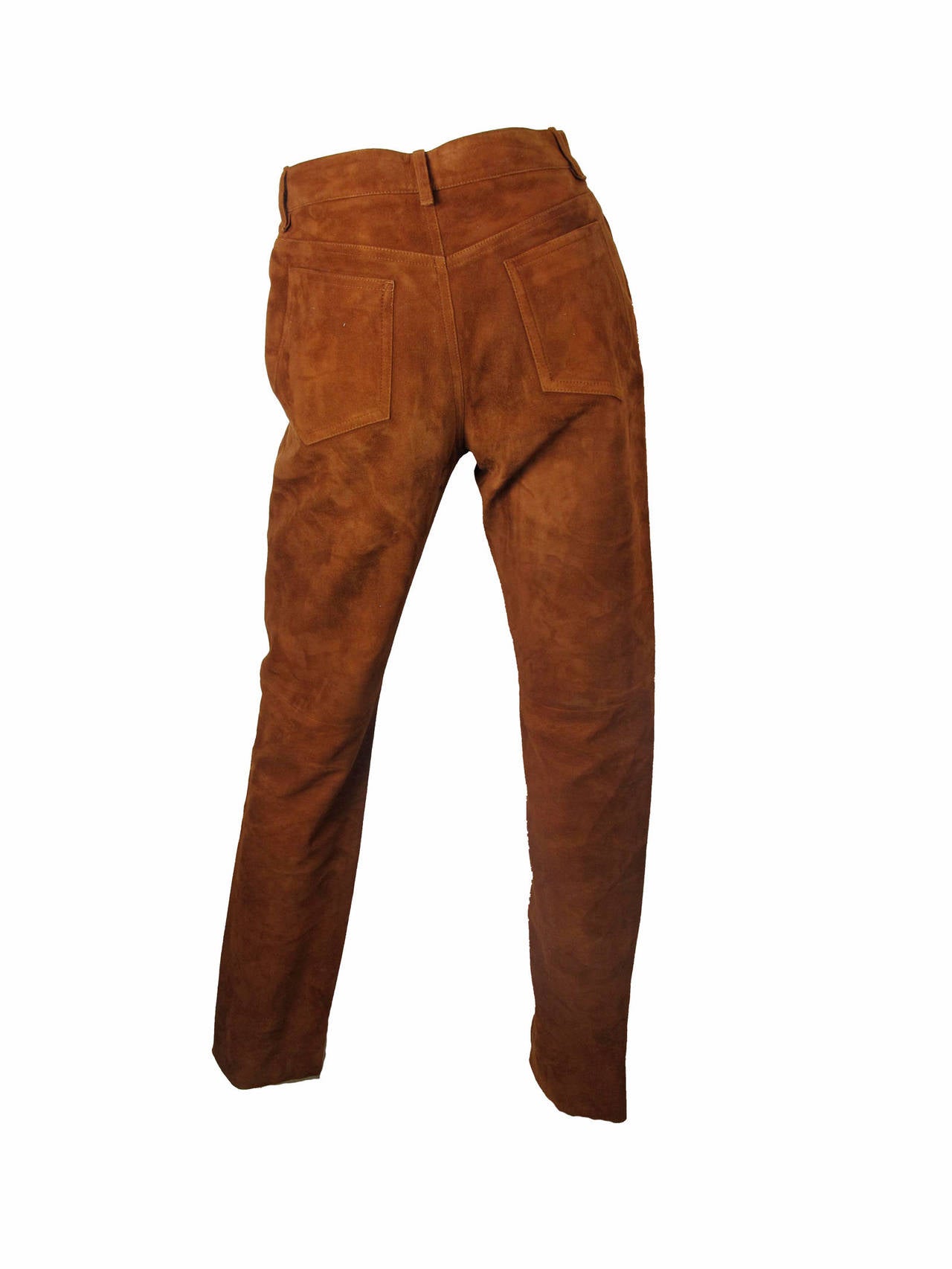 Hermes suede soft lambskin pants.  Hermes Paris button and rivets. Two front pockets and two back pockets.  29" waist, 40" hips, 30 1/2" inseam, 41 1/2" 

Condition: This garment has been previously worn, there is some all over