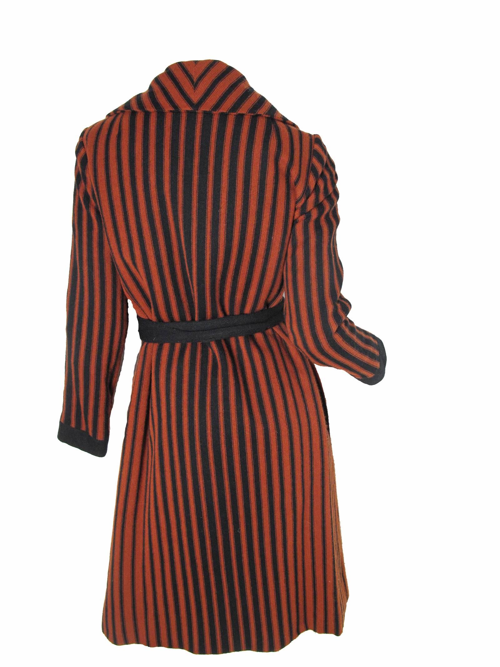 1970s Oscar de la Renat rust and black striped wool knit wrap coat.  Ties at waist.  Lined.  With side pockets. Condition: Very good vintage condition.  Size Medium

Measurements ( approximately )
36" bust
34" waist
41" hips
23
