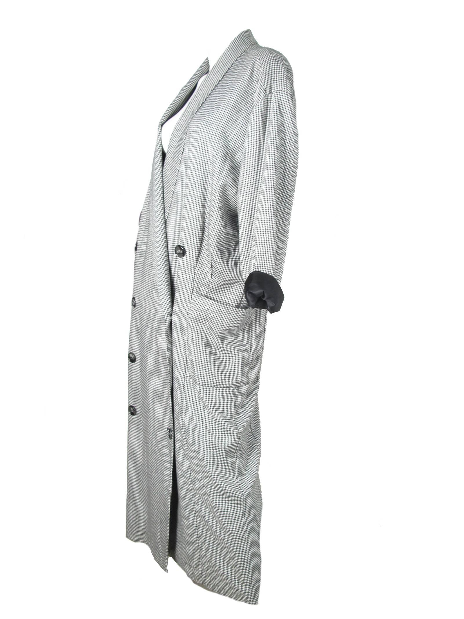 1980s Norma Kamali black and white light weight wool oversized herringbone coat.  Two front pockets. Condition: Excellent vintage condition. Size 6

Measurements ( approximately )
50