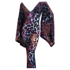 Vestido de terciopelo y tejido transparente con mangas de murciélago de Yves Saint Laurent, colección Otoño-Invierno 1998