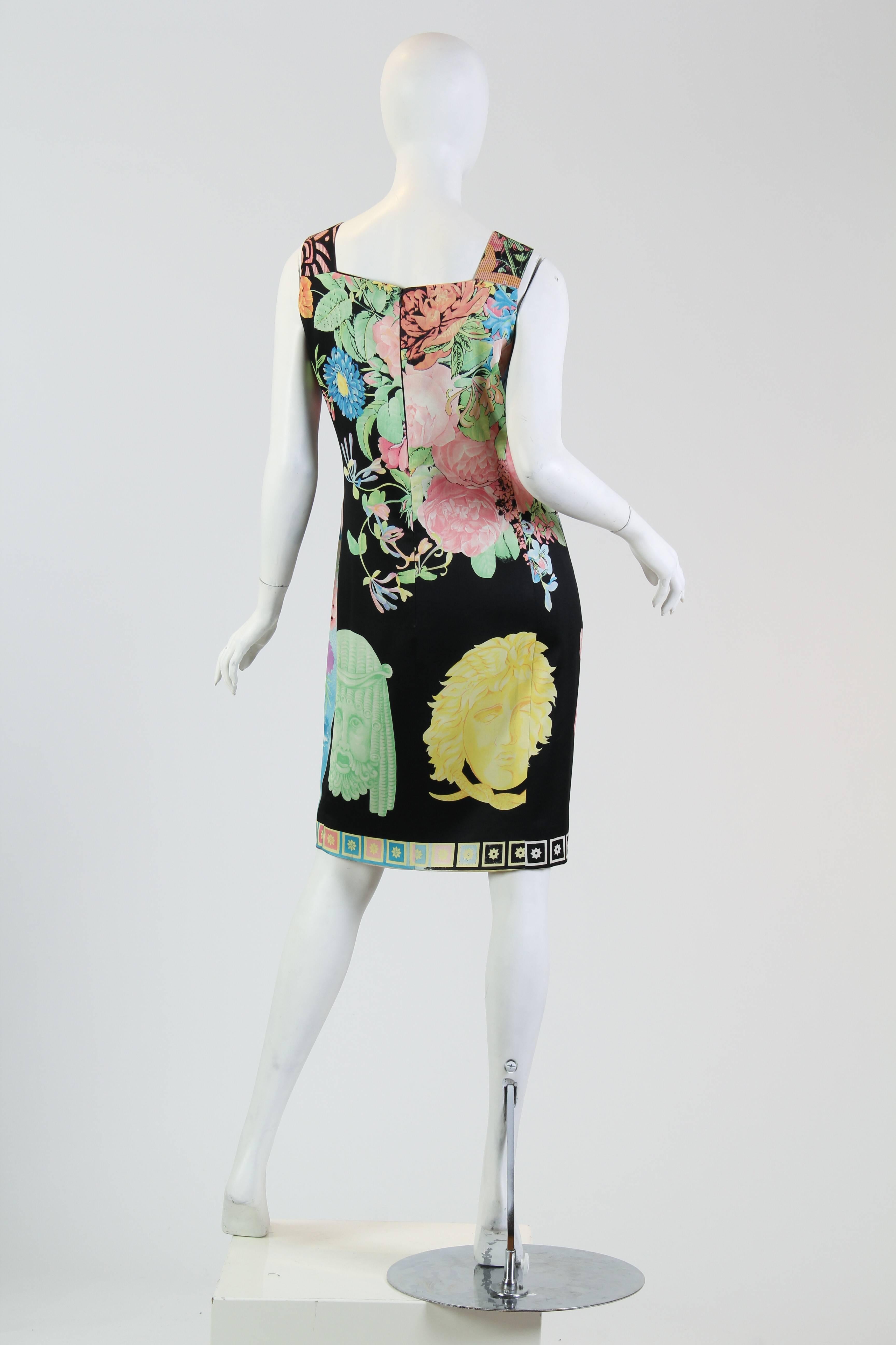 Noir Gianni Versace - Robe à fleurs tropicales en satin et laine mélangée noire et pastel, années 1990 en vente