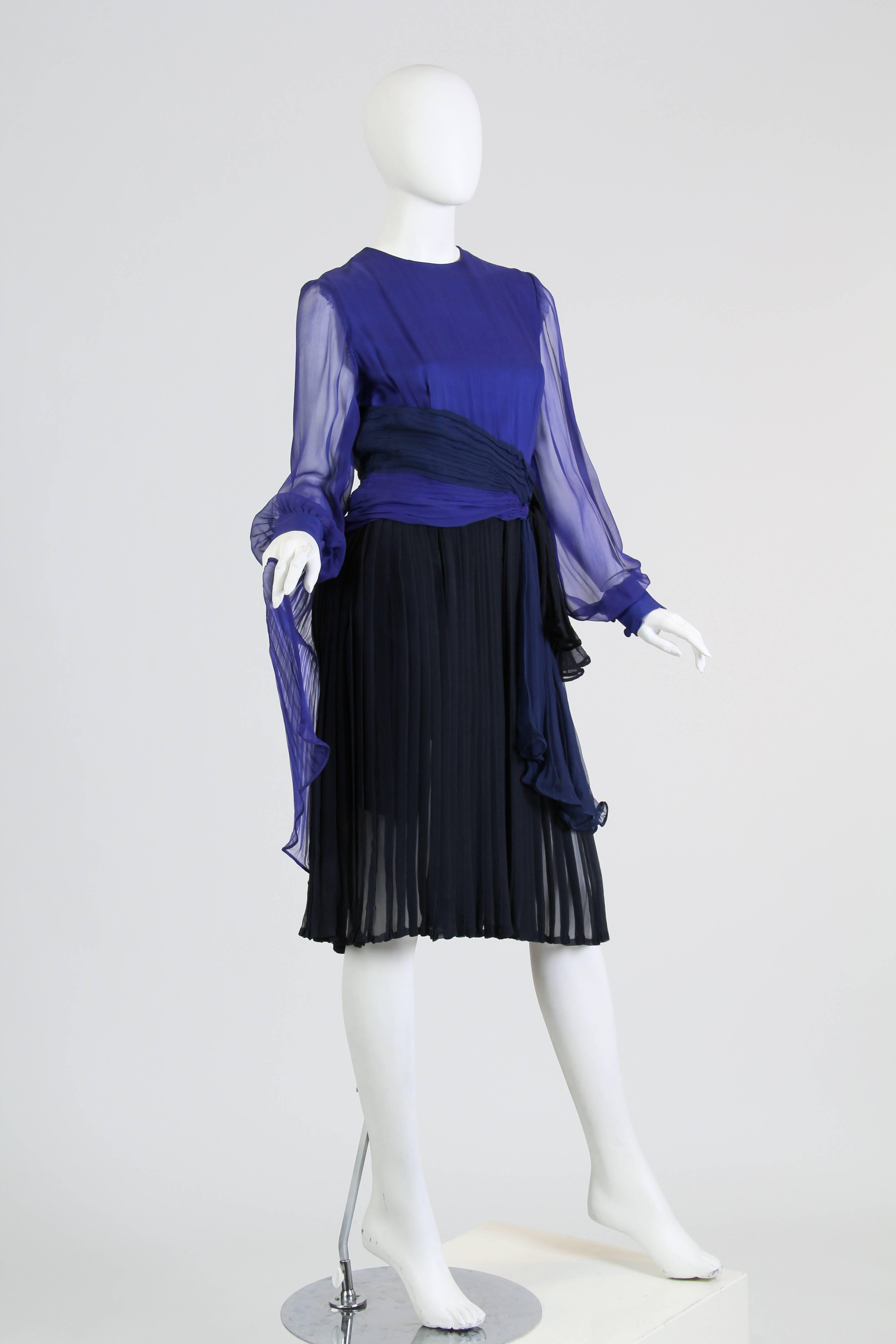 1980er ANDRE LAUG Haute Couture Cocktailkleid aus Seidenchiffon in Blautönen in Blautönen (Schwarz) im Angebot