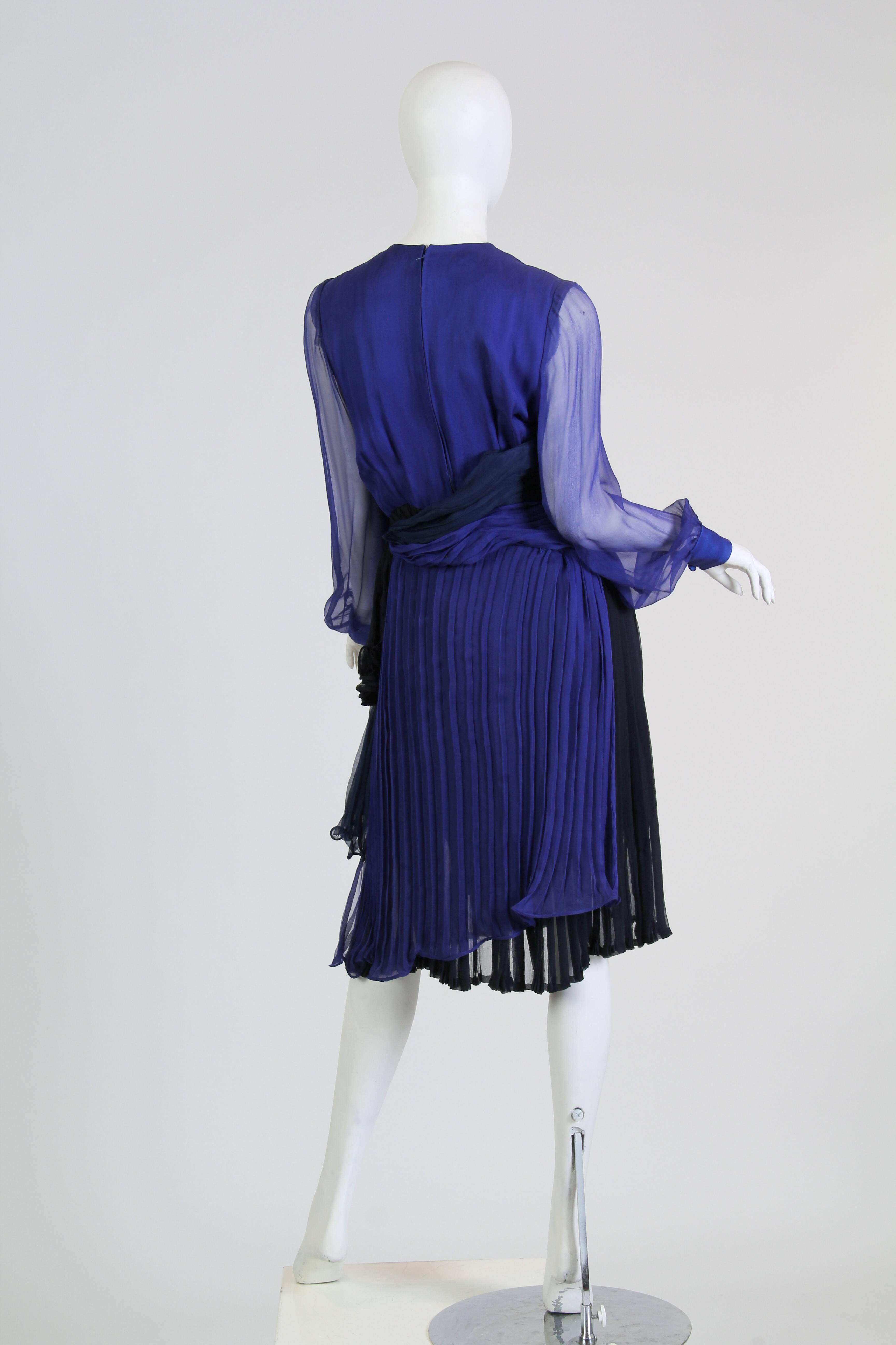 1980er ANDRE LAUG Haute Couture Cocktailkleid aus Seidenchiffon in Blautönen in Blautönen im Zustand „Hervorragend“ im Angebot in New York, NY