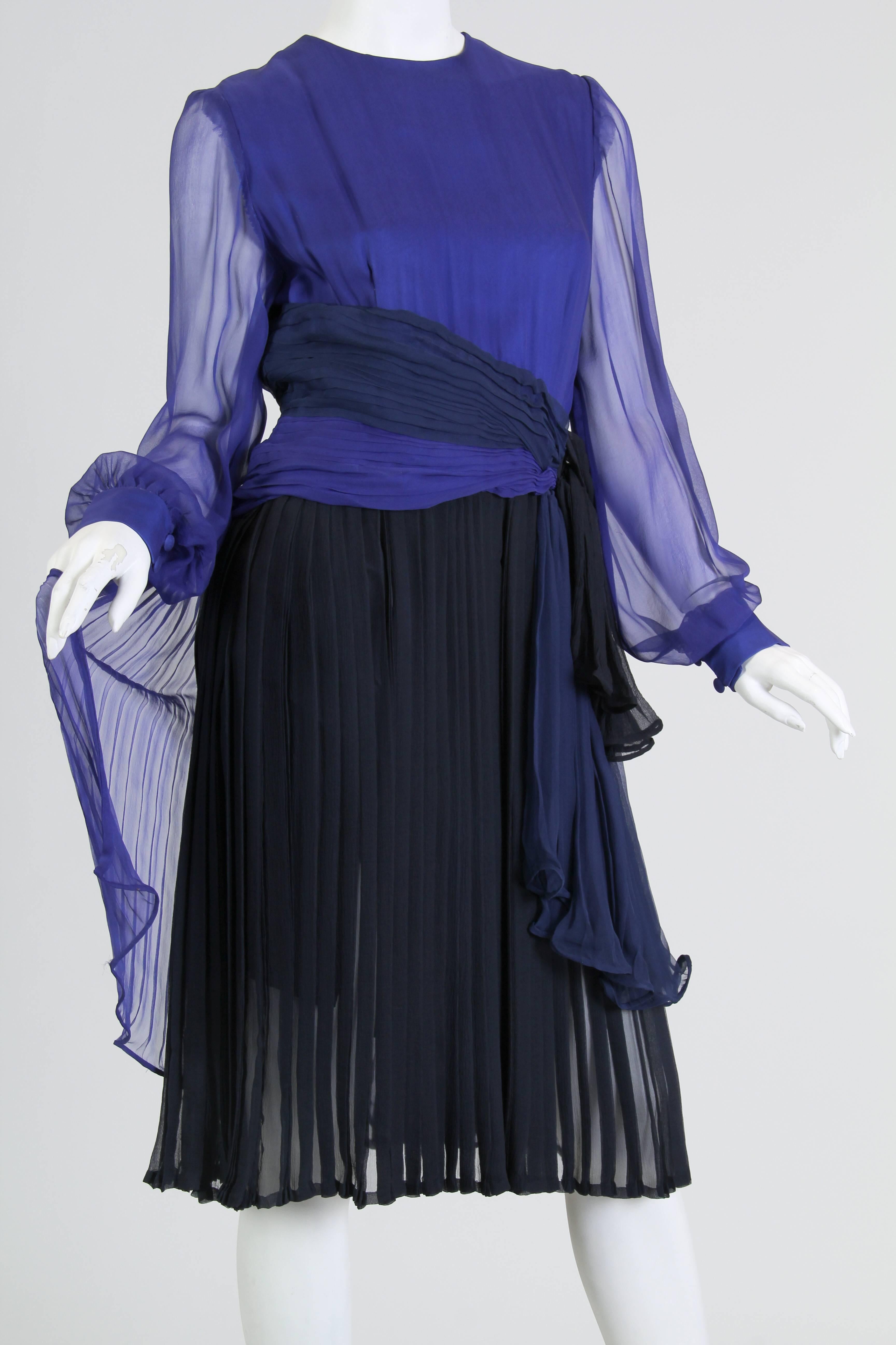 1980er ANDRE LAUG Haute Couture Cocktailkleid aus Seidenchiffon in Blautönen in Blautönen im Angebot 1