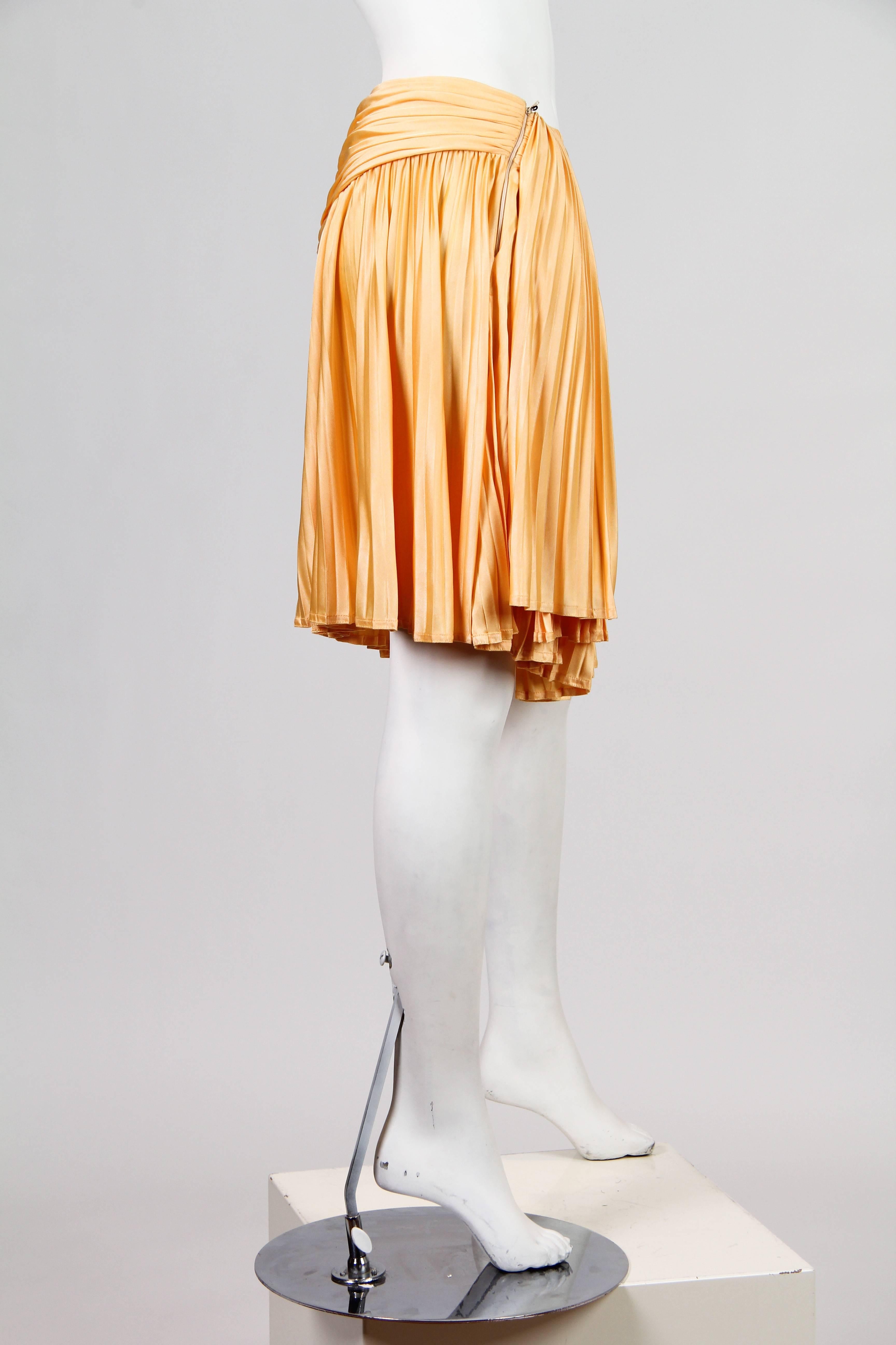 1990S GIANNI VERSACE Buttercream Yellow Rayon Jersey Mini Skirt With Slit In Excellent Condition For Sale In New York, NY