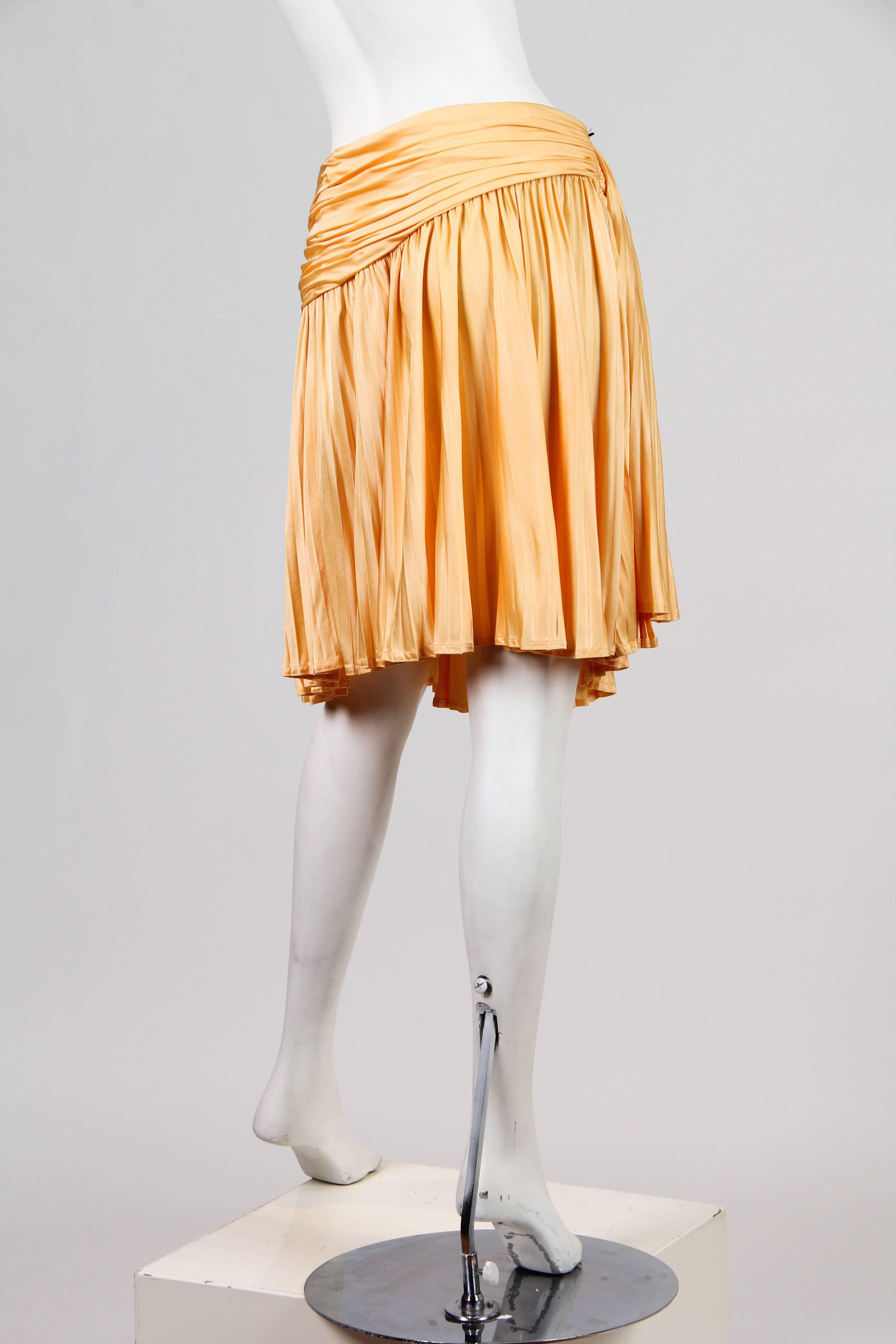 1990S GIANNI VERSACE Buttercream Yellow Rayon Jersey Mini Skirt With Slit For Sale 1