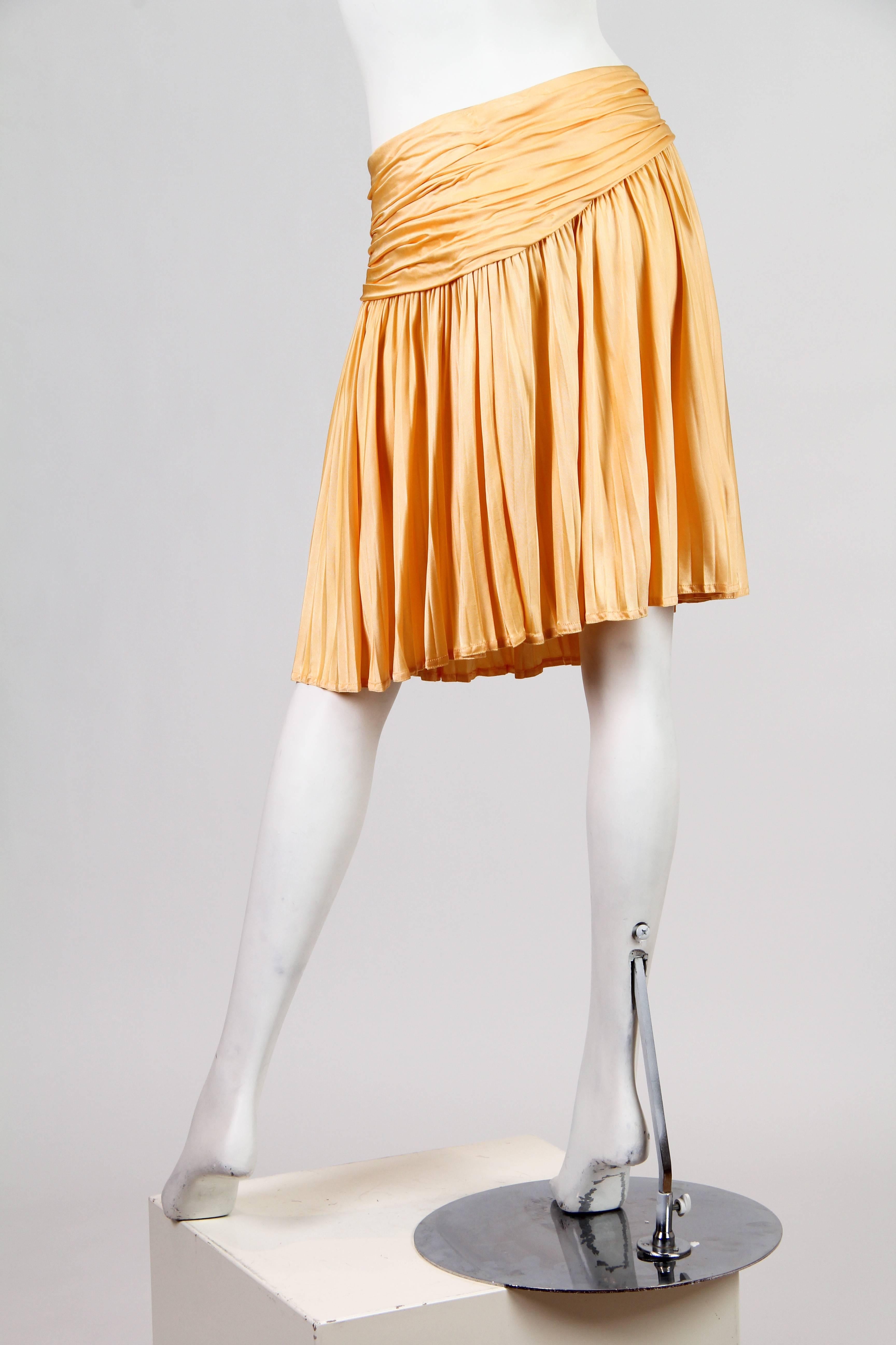 1990S GIANNI VERSACE Buttercream Yellow Rayon Jersey Mini Skirt With Slit For Sale 2