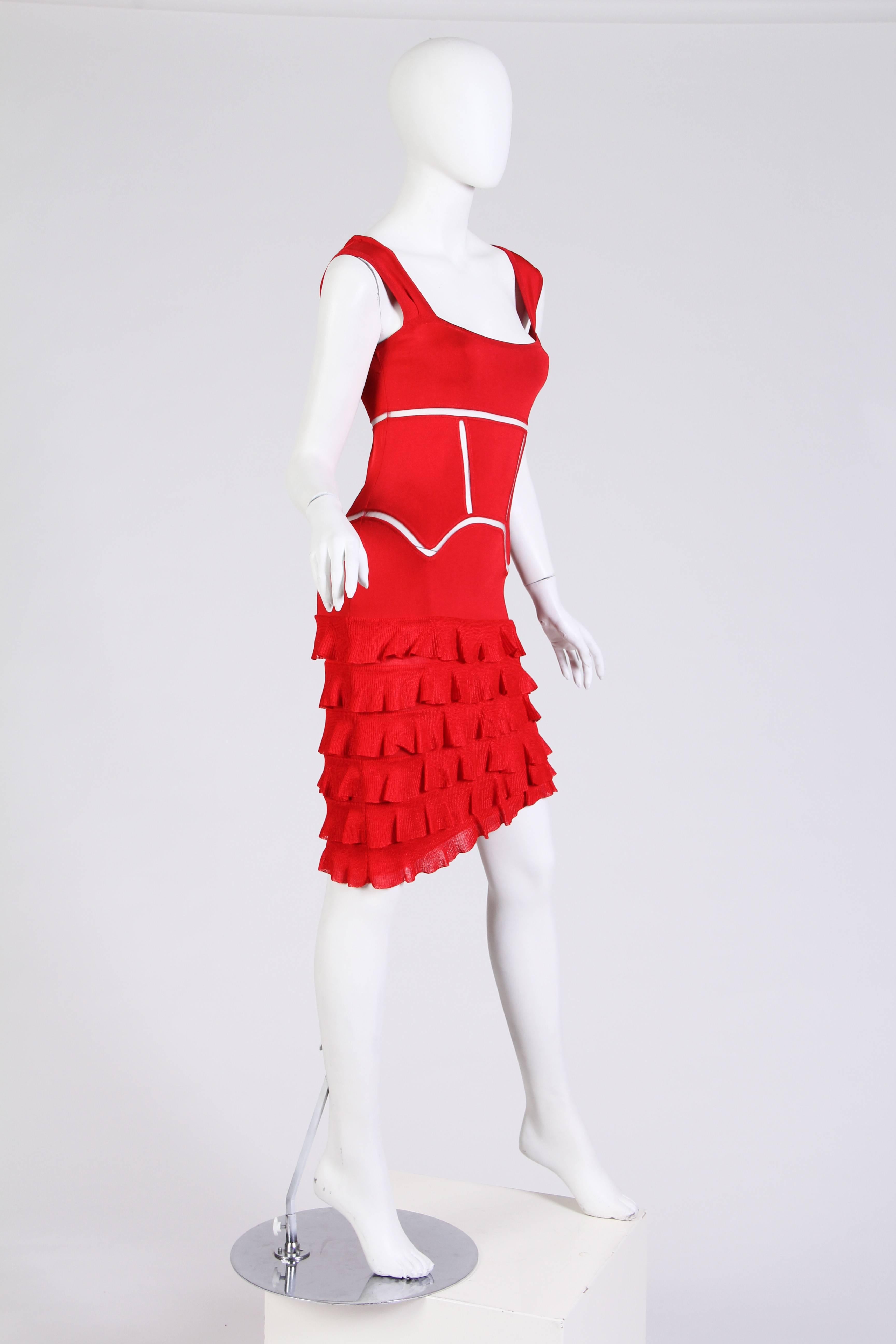 Fabriquée en Italie, elle est très extensible et peut aller jusqu'à une taille 10. 2000S JOHN GALLIANO Red Rayon Blend Knit Ruffled Skirt Cocktail Dress. 