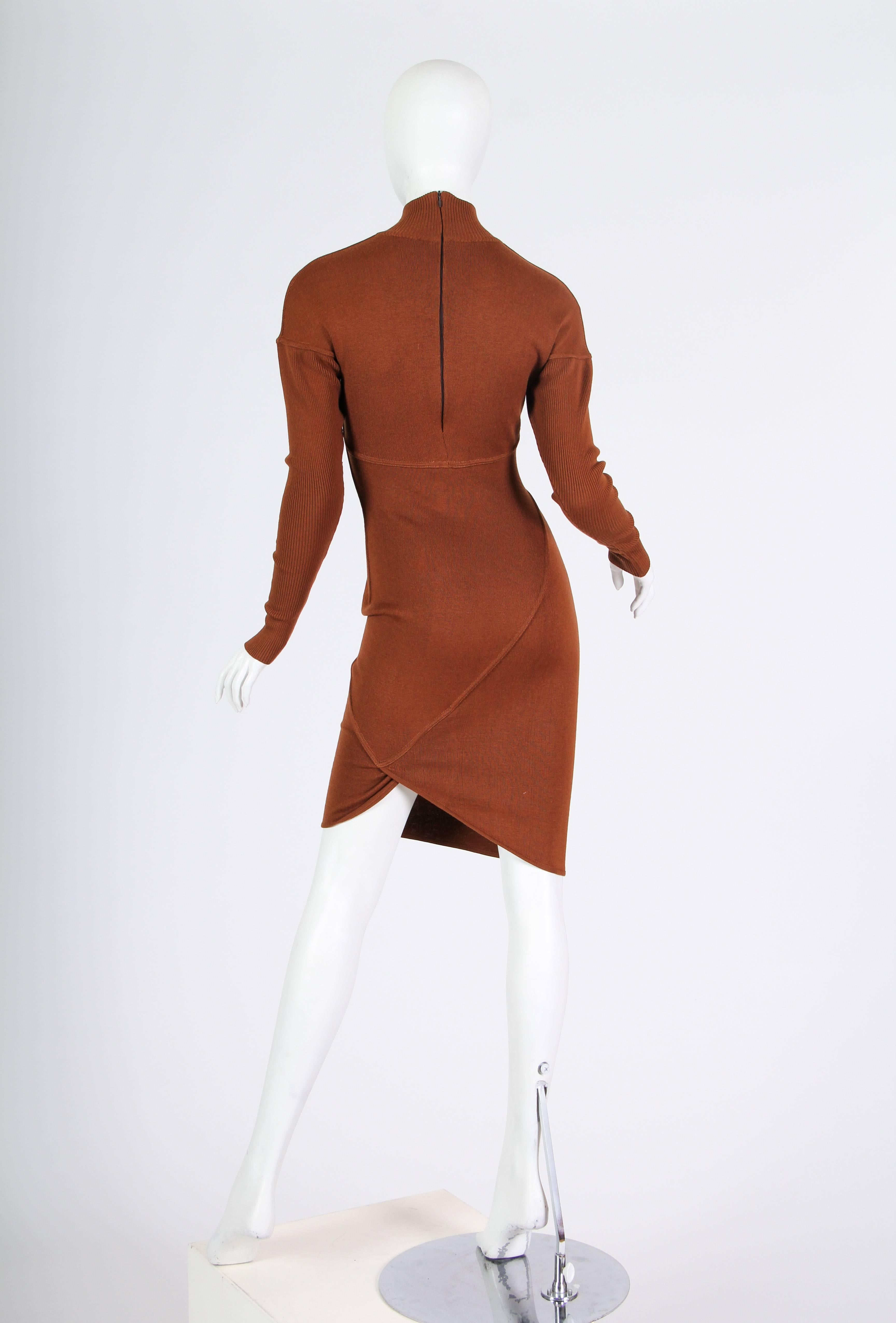 1980S AZZEDINE ALAIA Zimtbraun Wolle stricken Rollkragen Body-Con Kleid mit Di Damen im Angebot