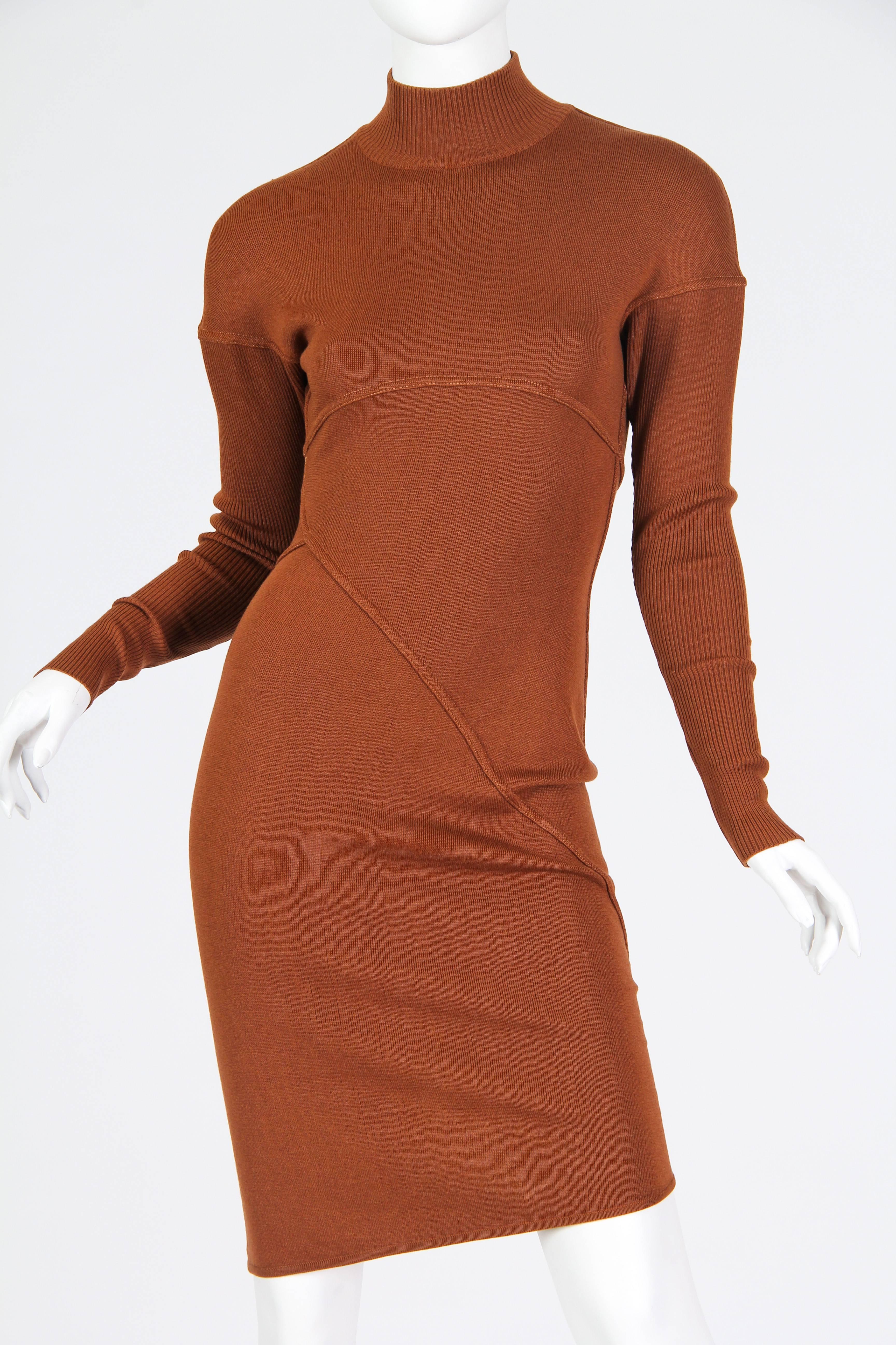 1980S AZZEDINE ALAIA Zimtbraun Wolle stricken Rollkragen Body-Con Kleid mit Di (Braun) im Angebot
