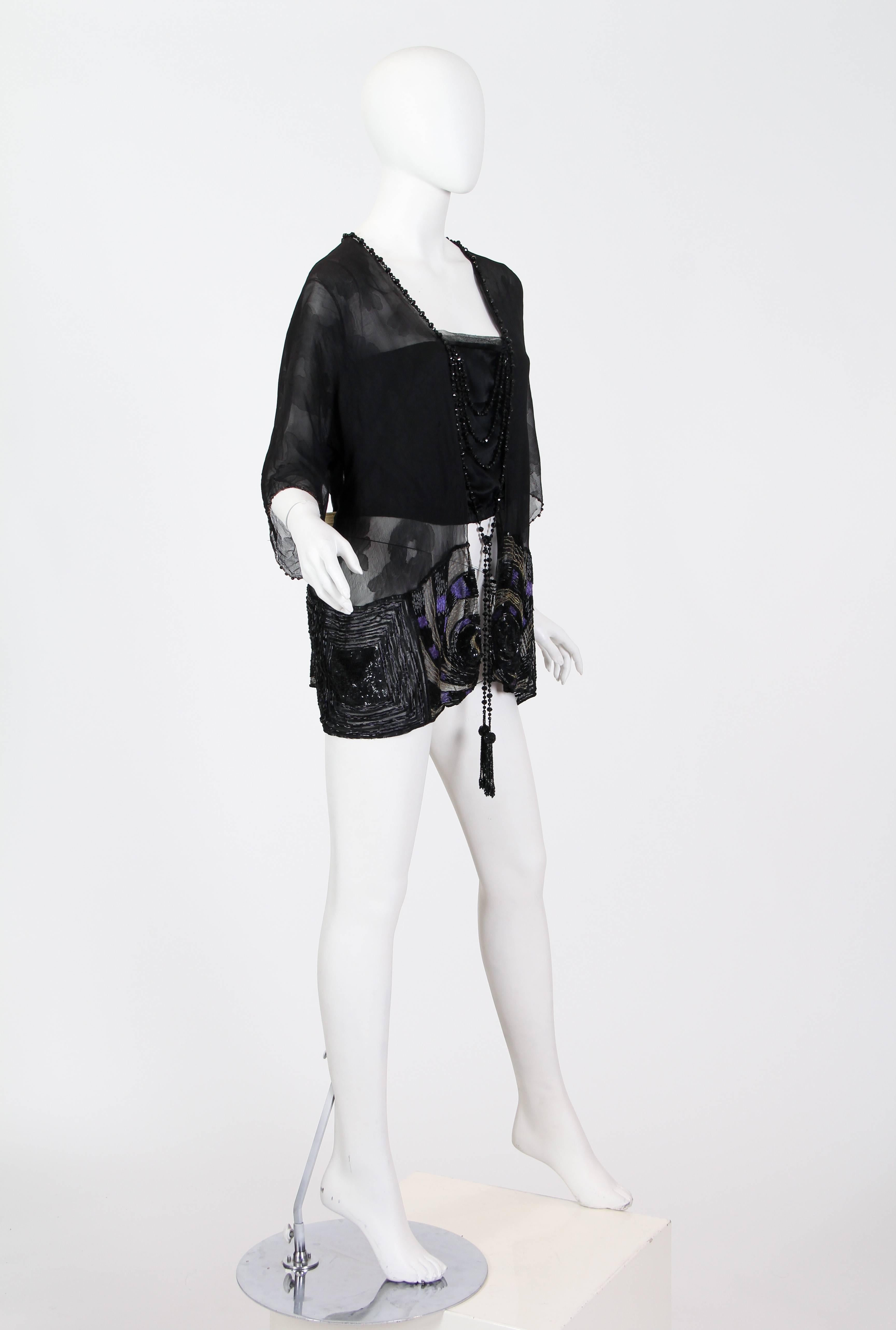 Edwardianische Kimono-Bluse aus schwarzer Seide mit Kimonoärmeln, asiatischem Blumenmuster, metallischer Spitze und Perlenquasten
