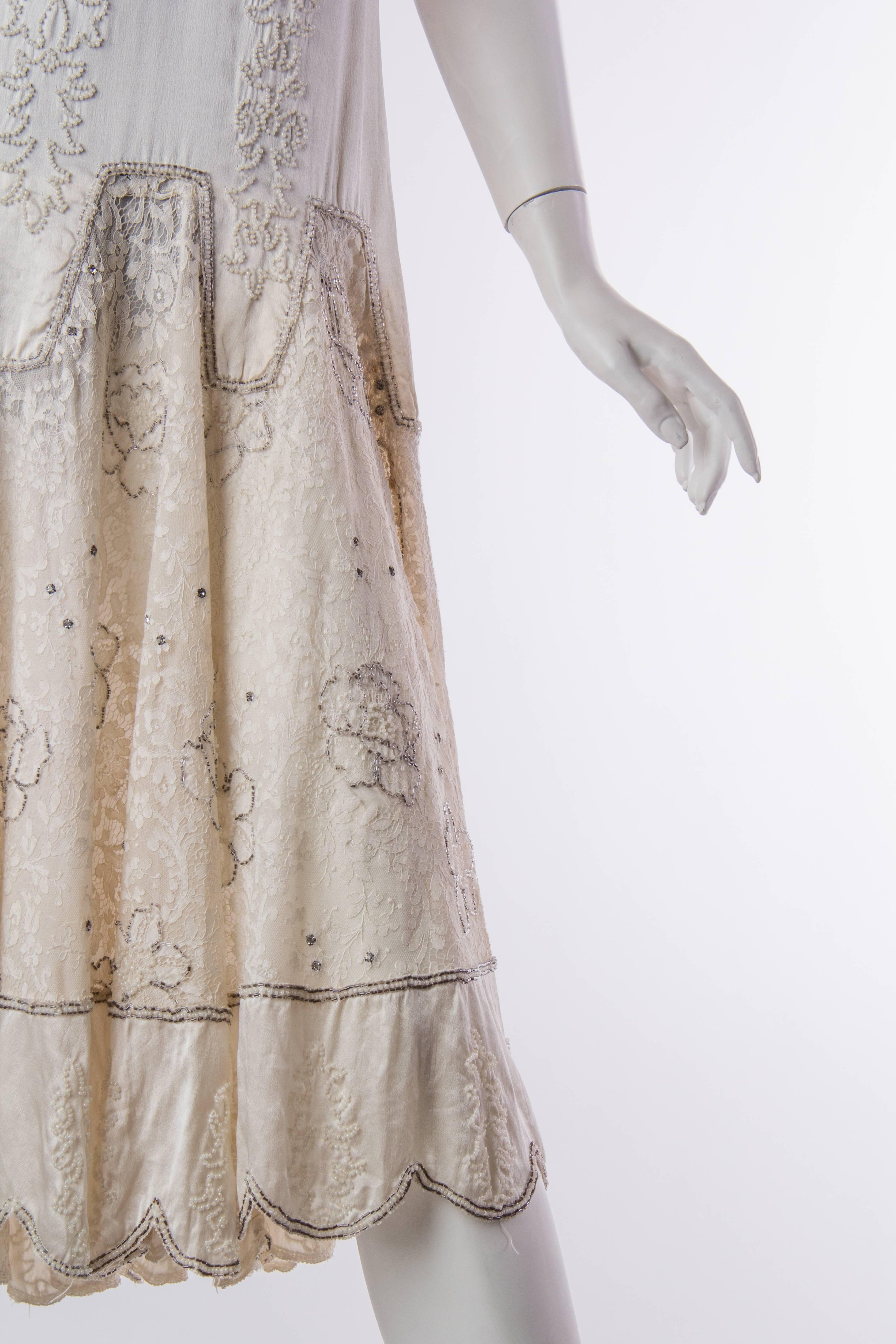 1920S  Cream Beaded Silk & Chantilly Lace Drop Waist Flapper Bridal Cocktail Dr In Excellent Condition For Sale In New York, NY