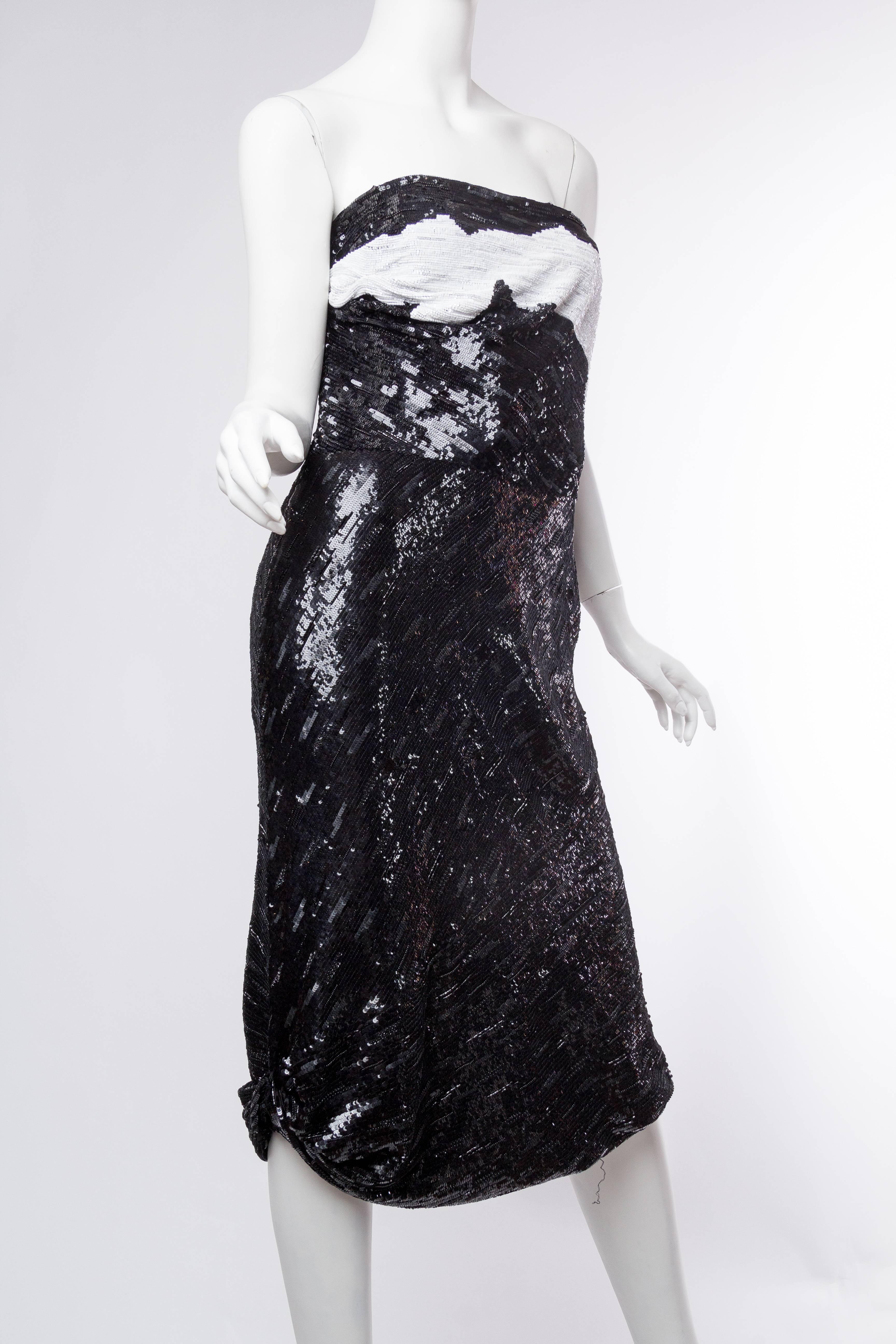 GIORGIO ARMANI - Robe bustier en mousseline de soie noire et blanche entièrement perlée avec bustier en biais, années 1990 Excellent état - En vente à New York, NY
