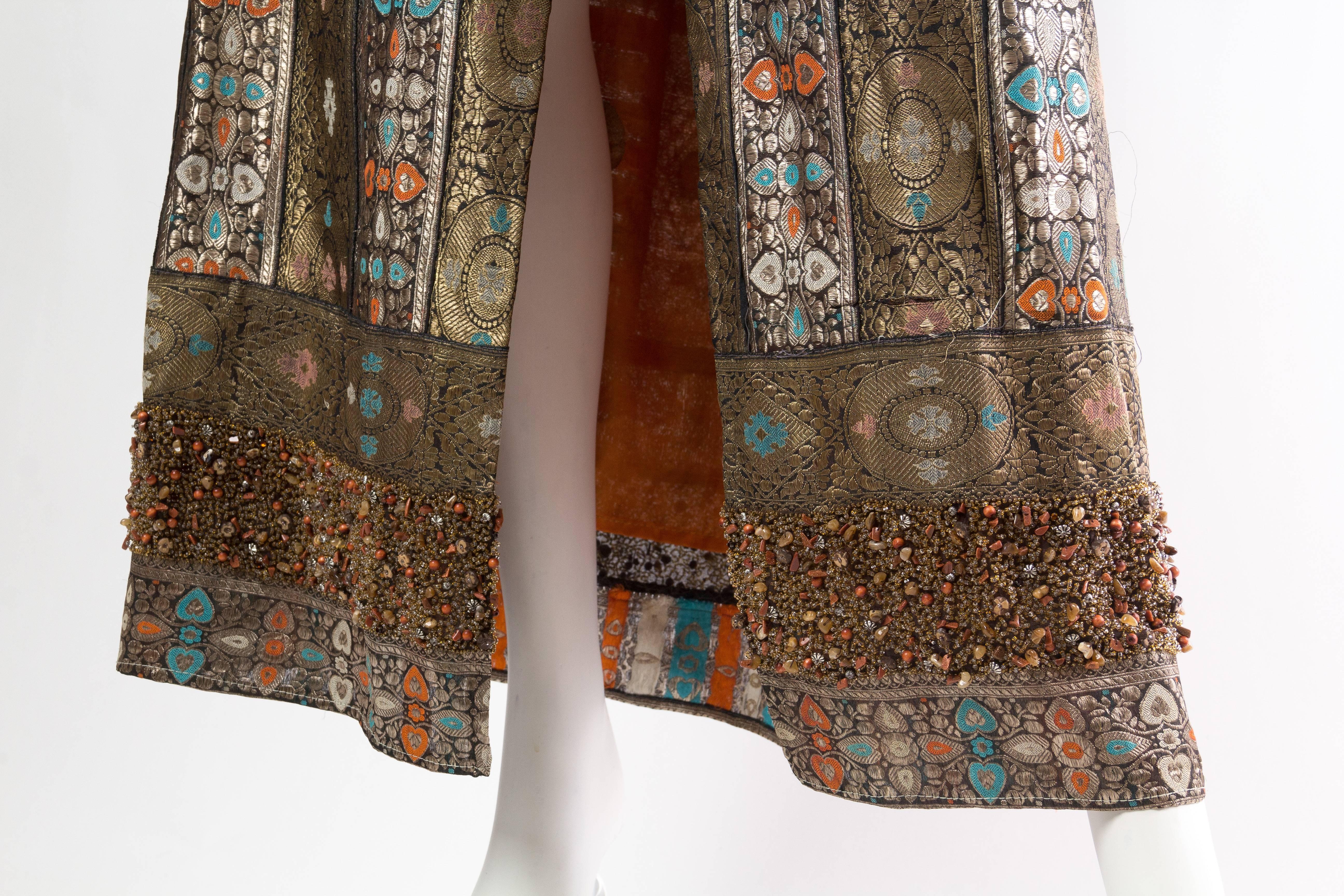 COLLECTION MORPHEW Robe haute couture à perles et fente haute, fabriquée à partir d'un tissu ancien en vente 1