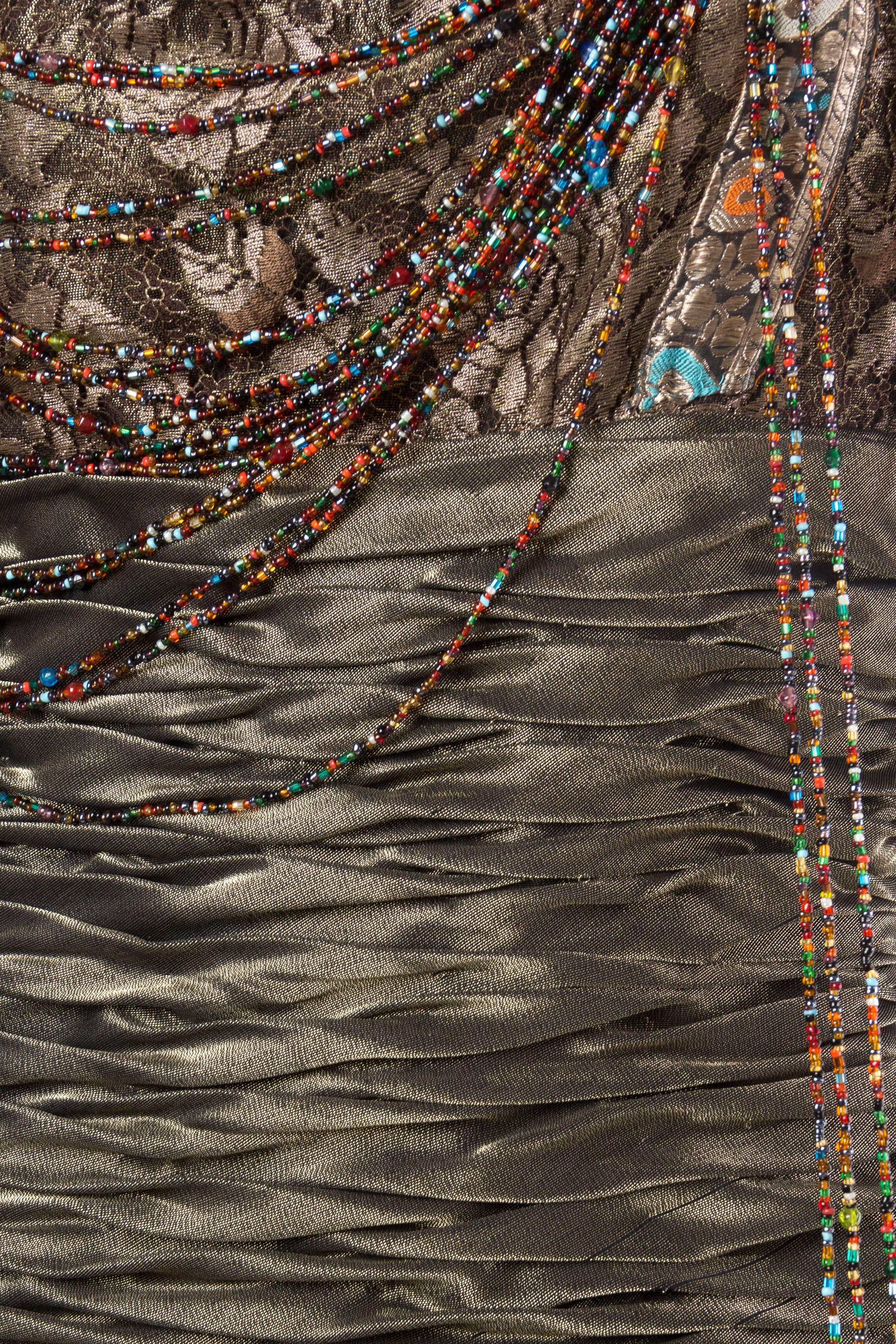 COLLECTION MORPHEW Robe haute couture à perles et fente haute, fabriquée à partir d'un tissu ancien en vente 2
