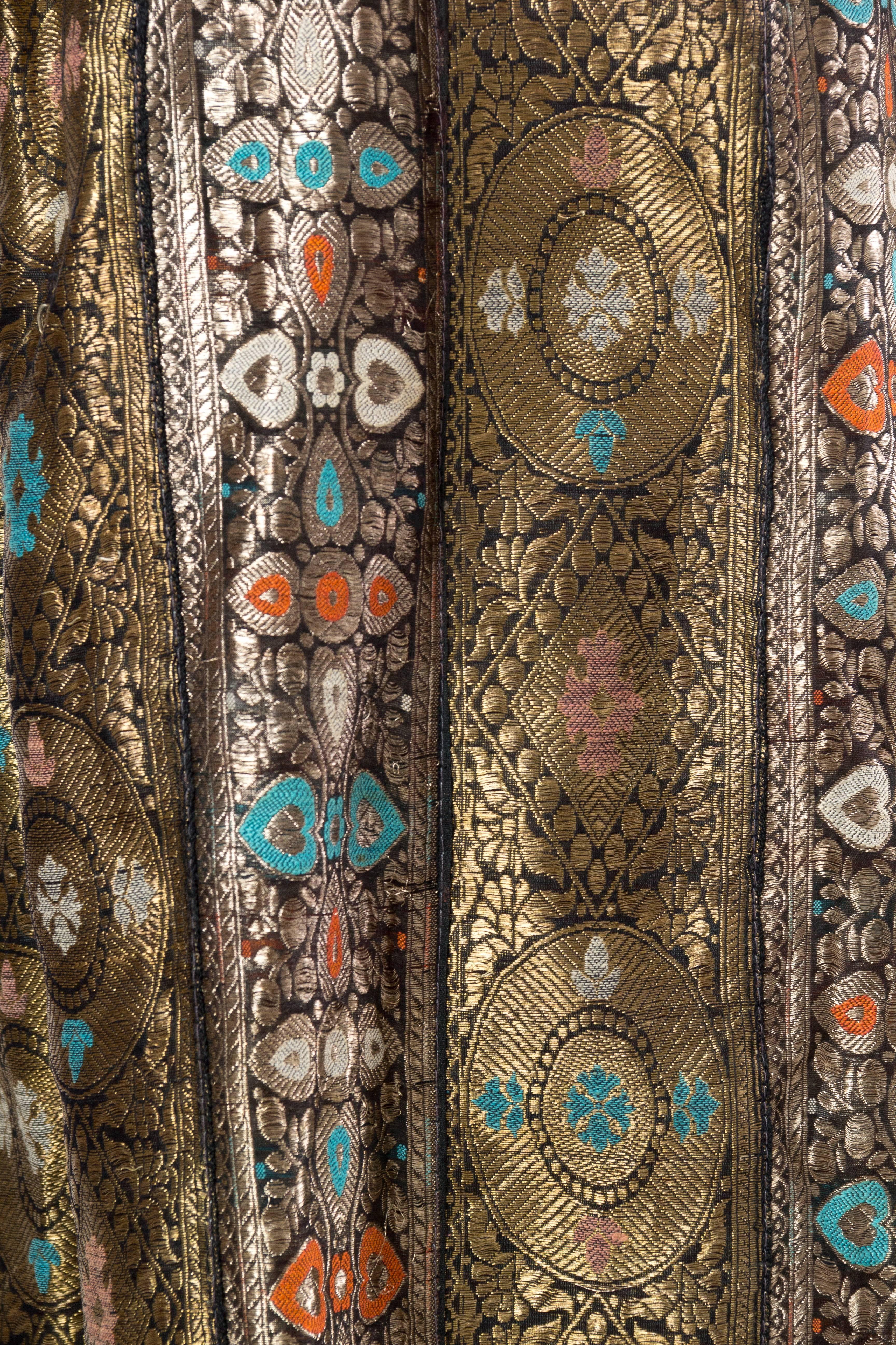 COLLECTION MORPHEW Robe haute couture à perles et fente haute, fabriquée à partir d'un tissu ancien en vente 3