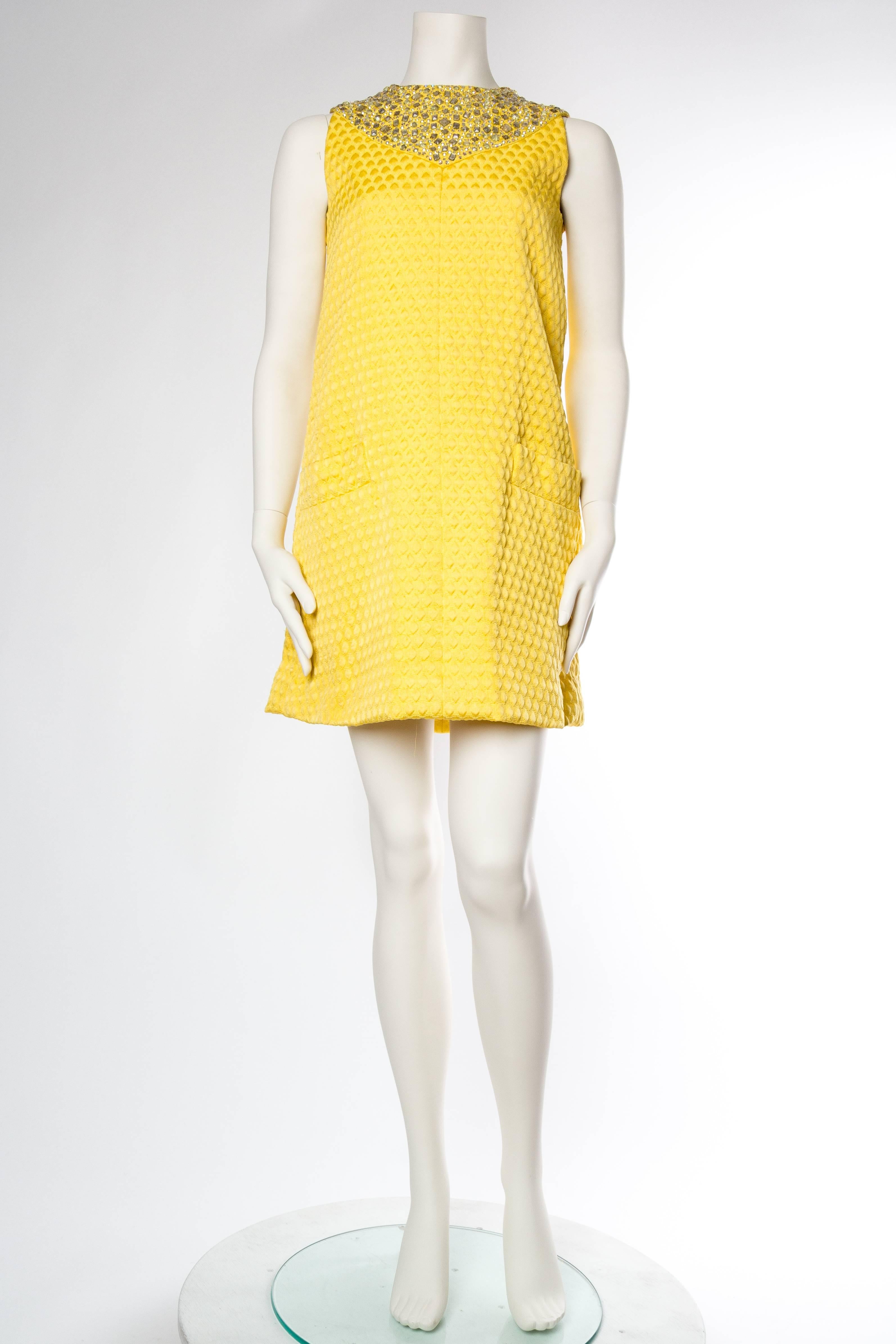 1960 OSCAR DE LA RENTA Yellow Geometric Rayon Blend Matelassé Cocktail Dress Wi In Excellent Condition In New York, NY