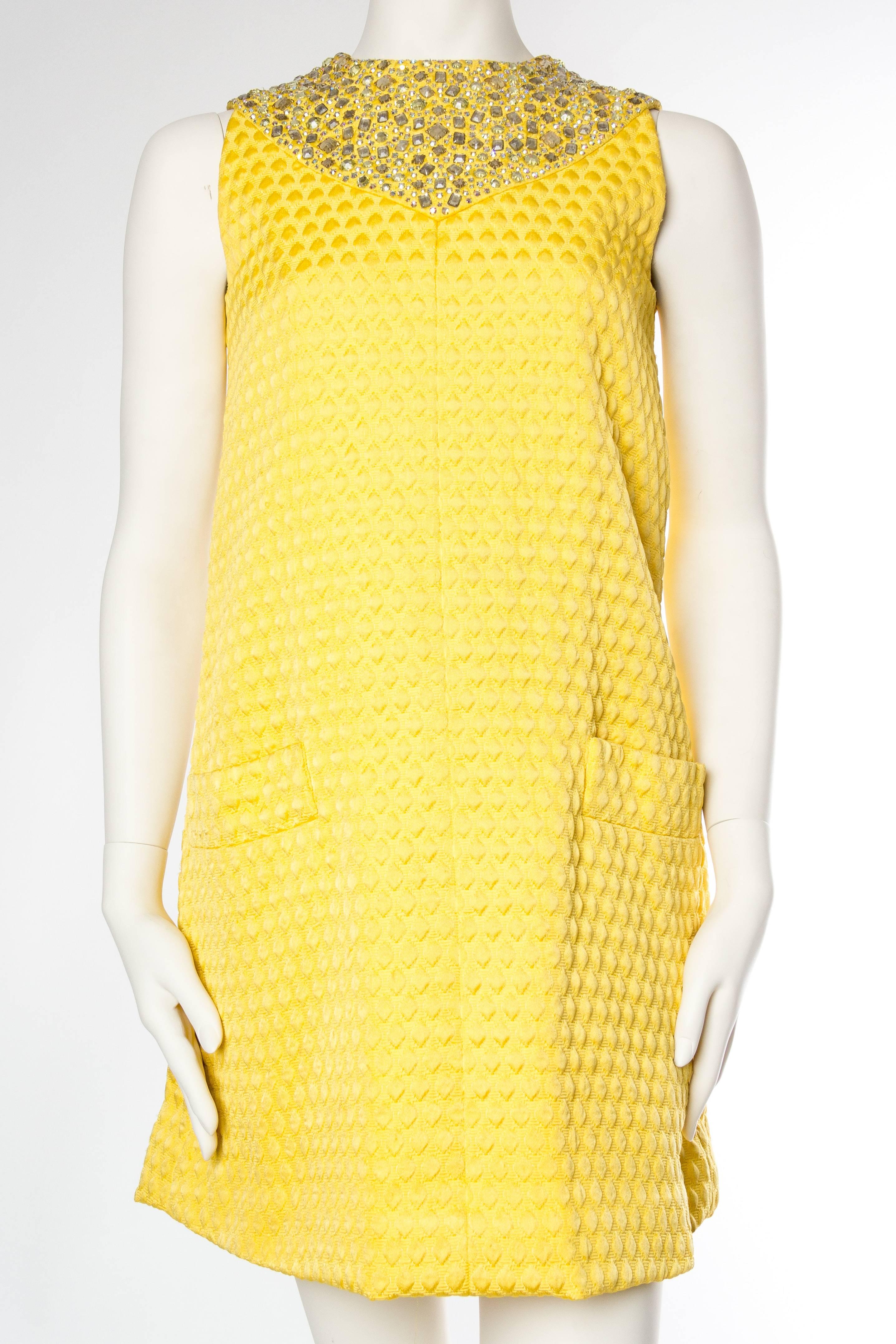 1960 OSCAR DE LA RENTA Yellow Geometric Rayon Blend Matelassé Cocktail Dress With Giant Crystal Collar