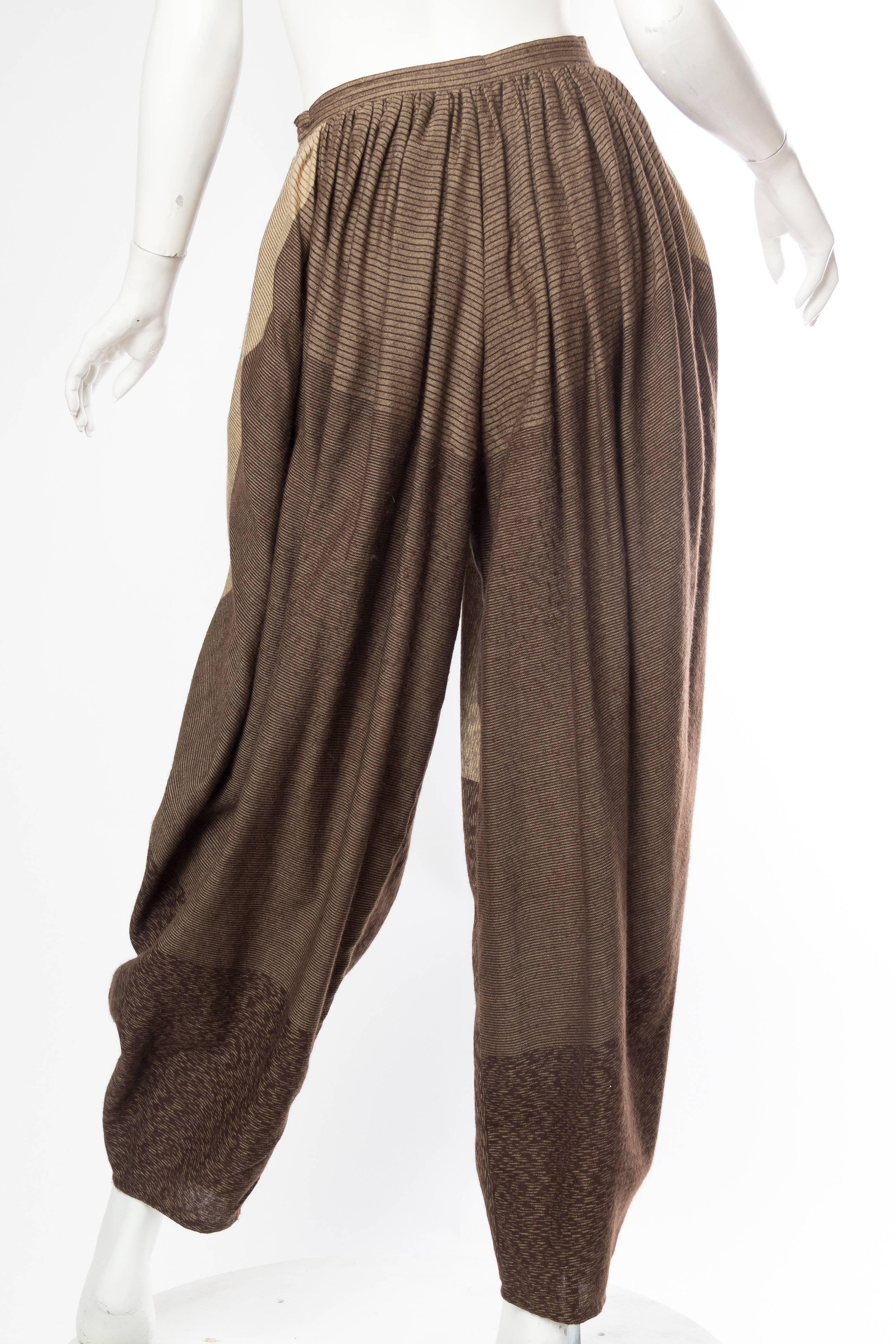 Donna Issey Miyake, anni '80, camicia oversize in misto lana marrone e marrone, pantaloni a pieghe. in vendita