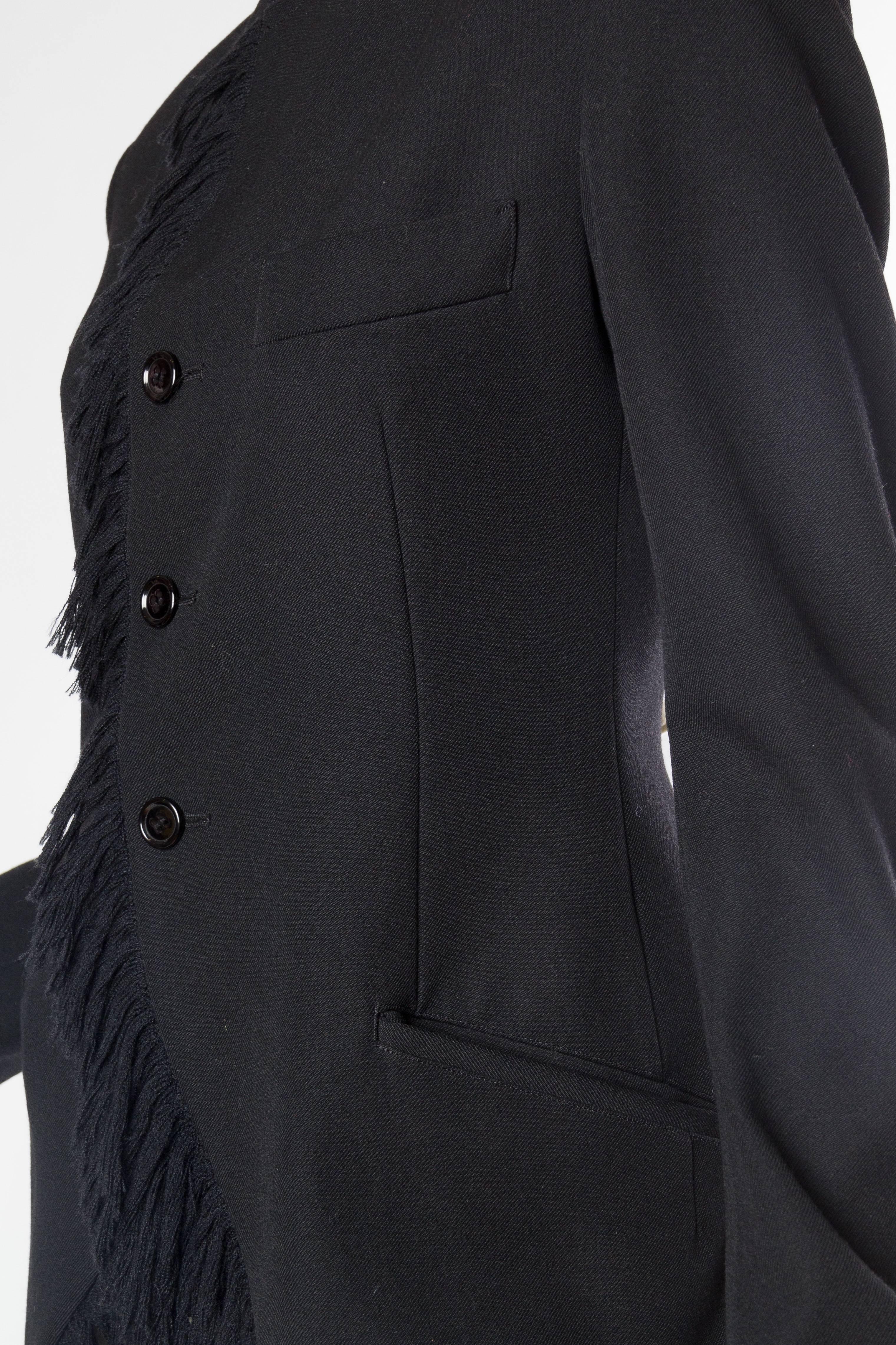 Manteau à queue haute en sergé de laine noir avec frange YOHJI YAMAMOTO, années 1980 en vente 3