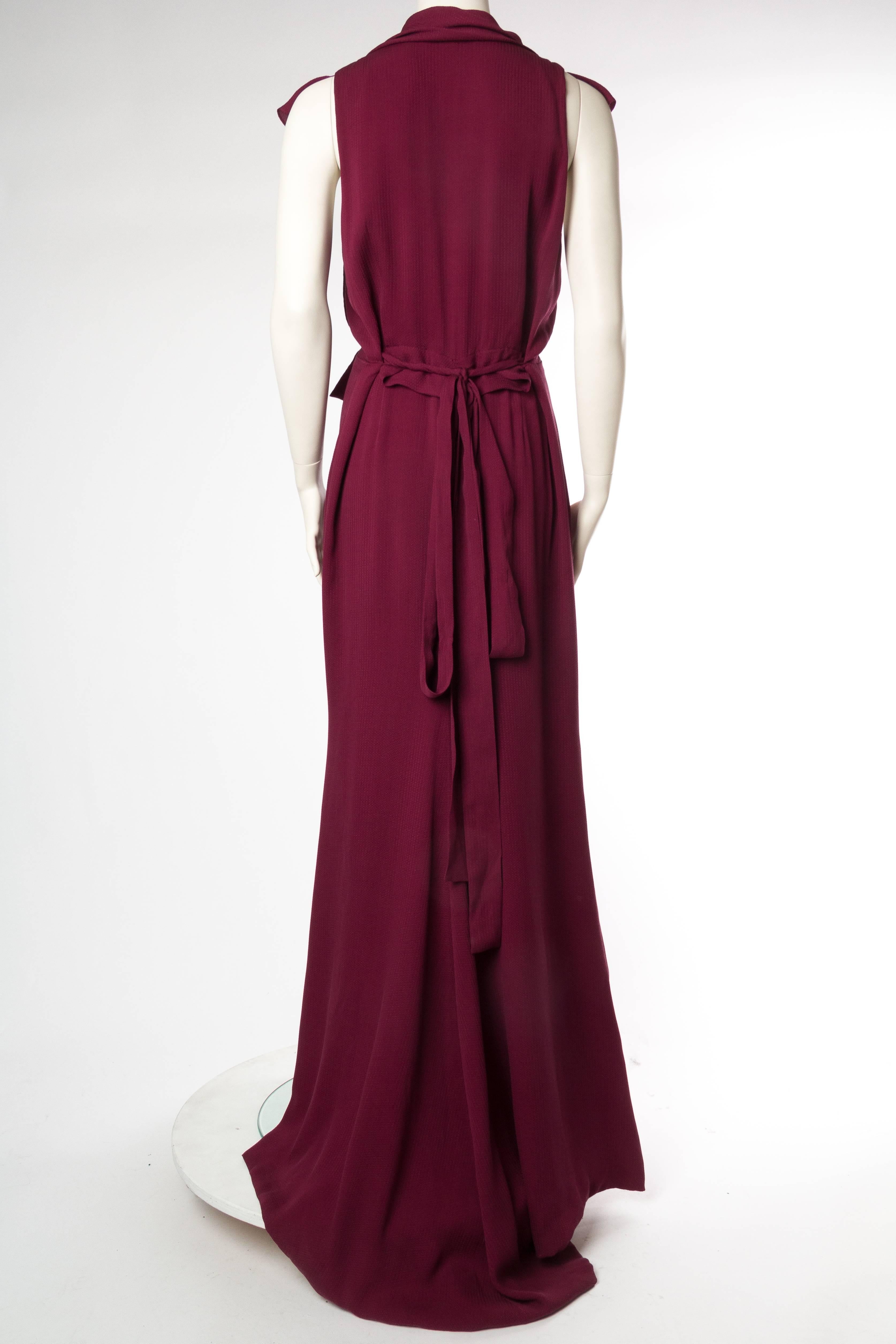 2000er CAROLINA HERRERA Preiselbeerrotes Seidenjacquard-Kleid mit Knopfleiste vorne und Schleppe im Zustand „Gut“ im Angebot in New York, NY