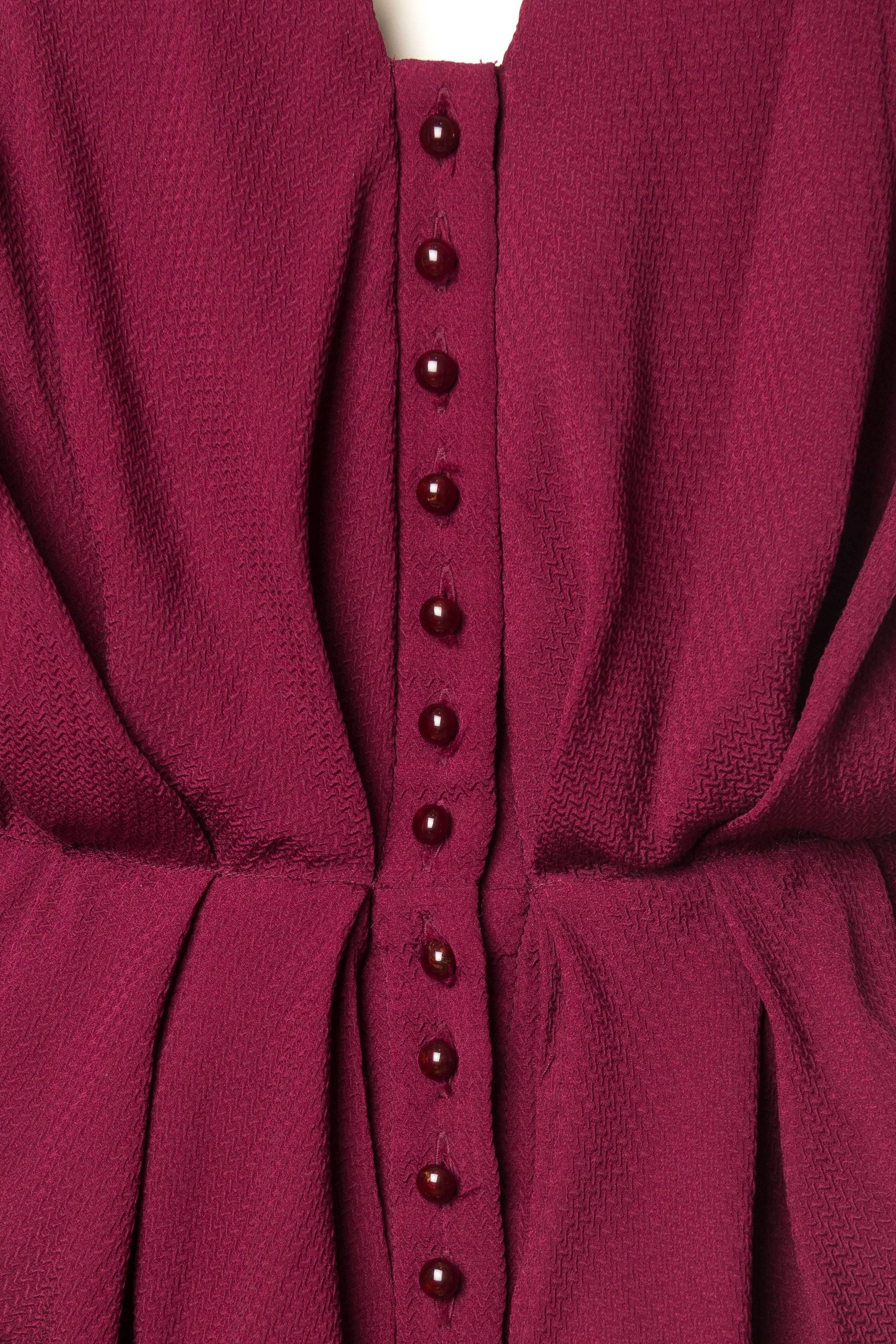 2000er CAROLINA HERRERA Preiselbeerrotes Seidenjacquard-Kleid mit Knopfleiste vorne und Schleppe im Angebot 2