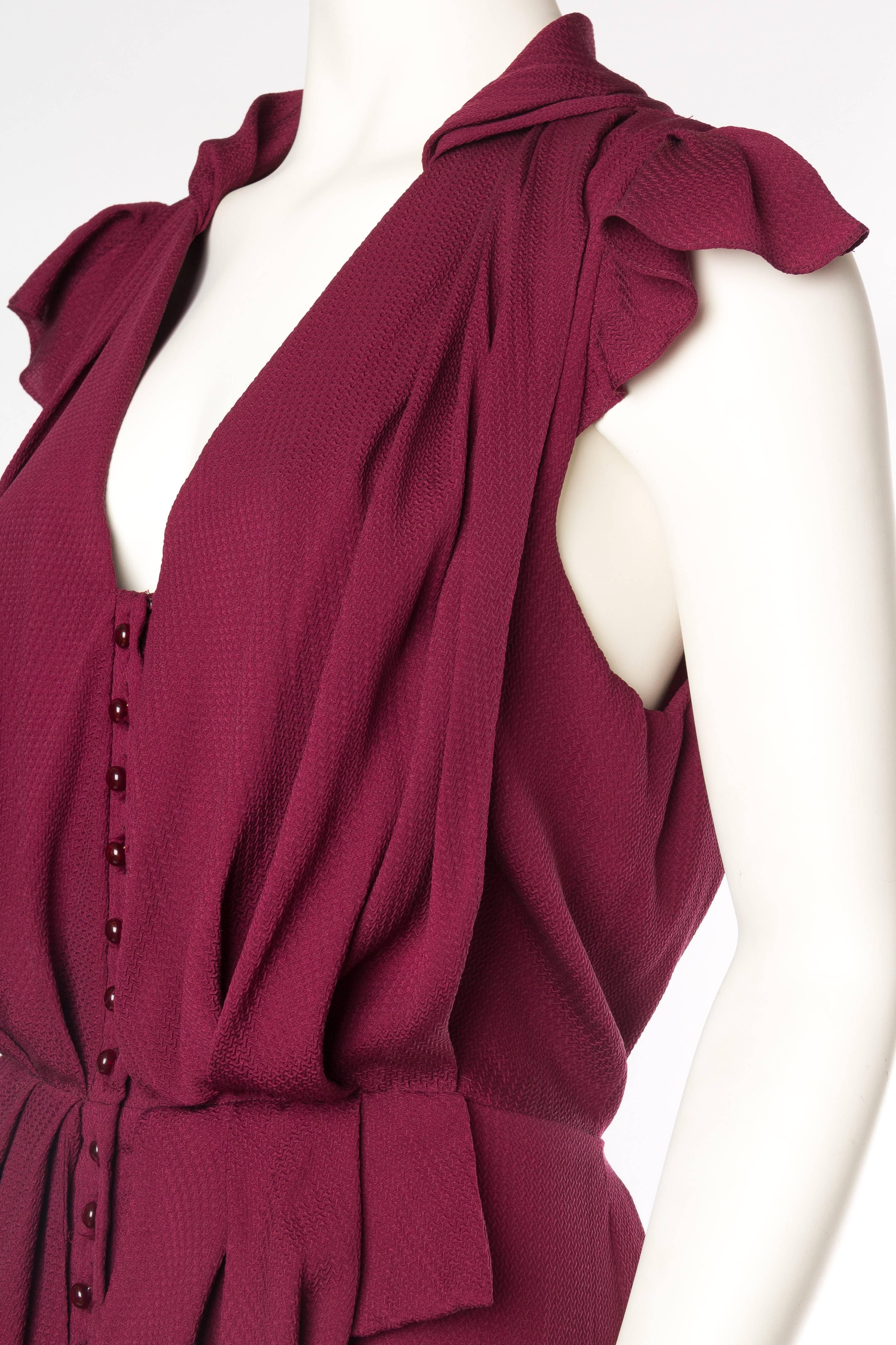 Robe CAROLINA HERRERA des années 2000 en jacquard de soie rouge canneberge avec boutons sur le devant et traîne  Pour femmes en vente