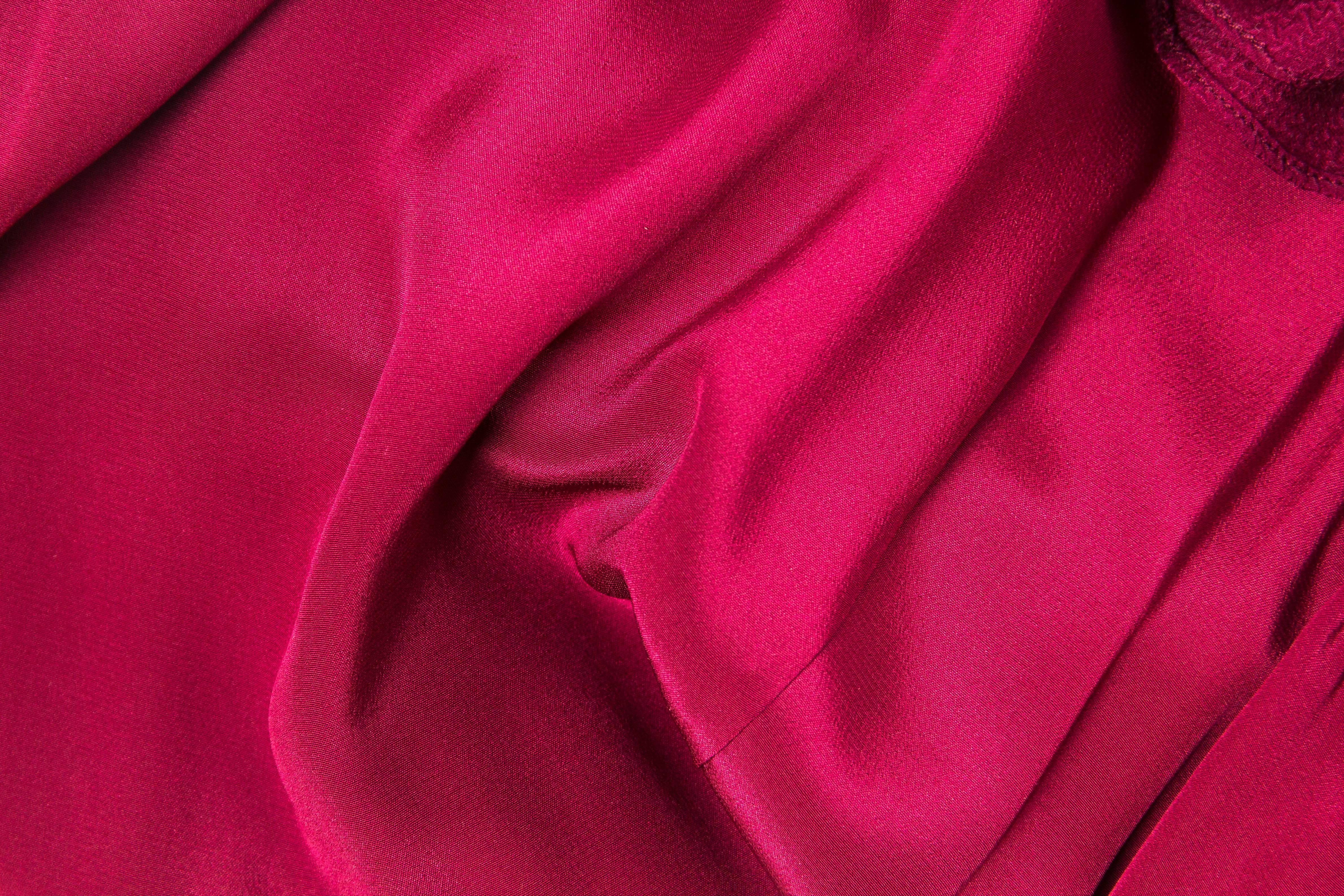 2000er CAROLINA HERRERA Preiselbeerrotes Seidenjacquard-Kleid mit Knopfleiste vorne und Schleppe im Angebot 4