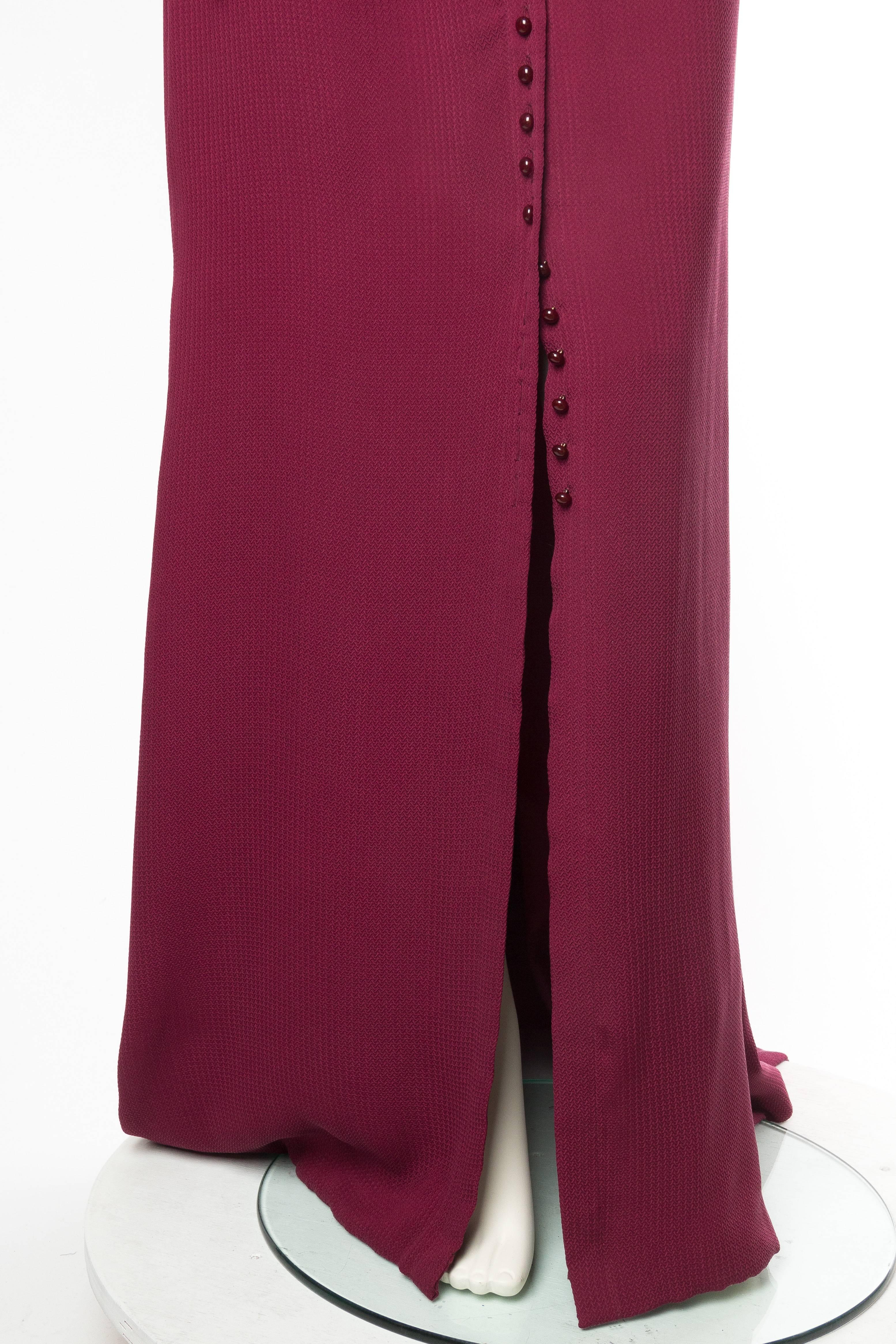 2000er CAROLINA HERRERA Preiselbeerrotes Seidenjacquard-Kleid mit Knopfleiste vorne und Schleppe im Angebot 3