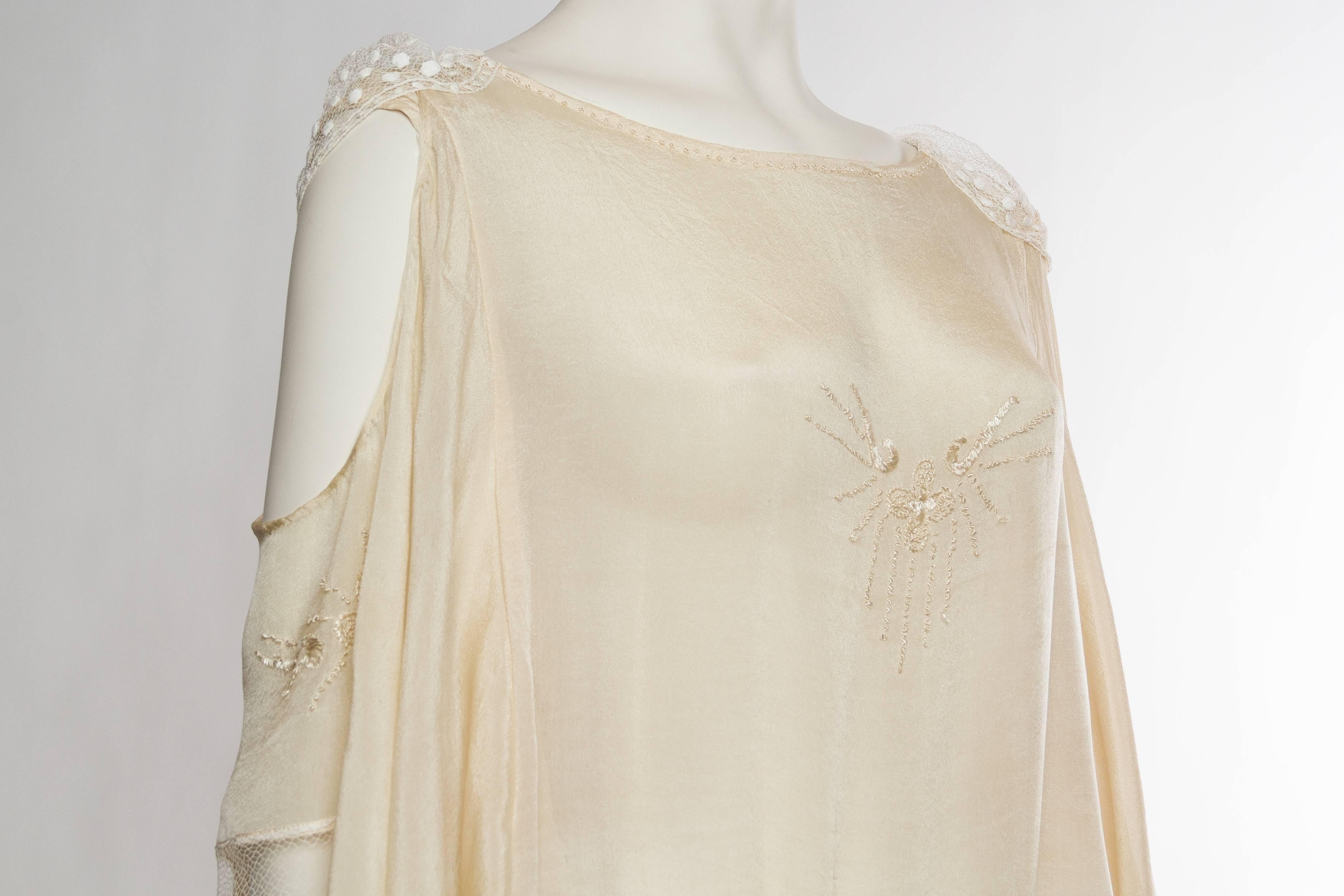 Early 1920s Kimono Sleeve Silk Dress with Roses and Lace In Excellent Condition In New York, NY
