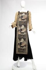 Robe en velours de soie noir ancien avec manches brodées édouardiennes et style XIXe siècle