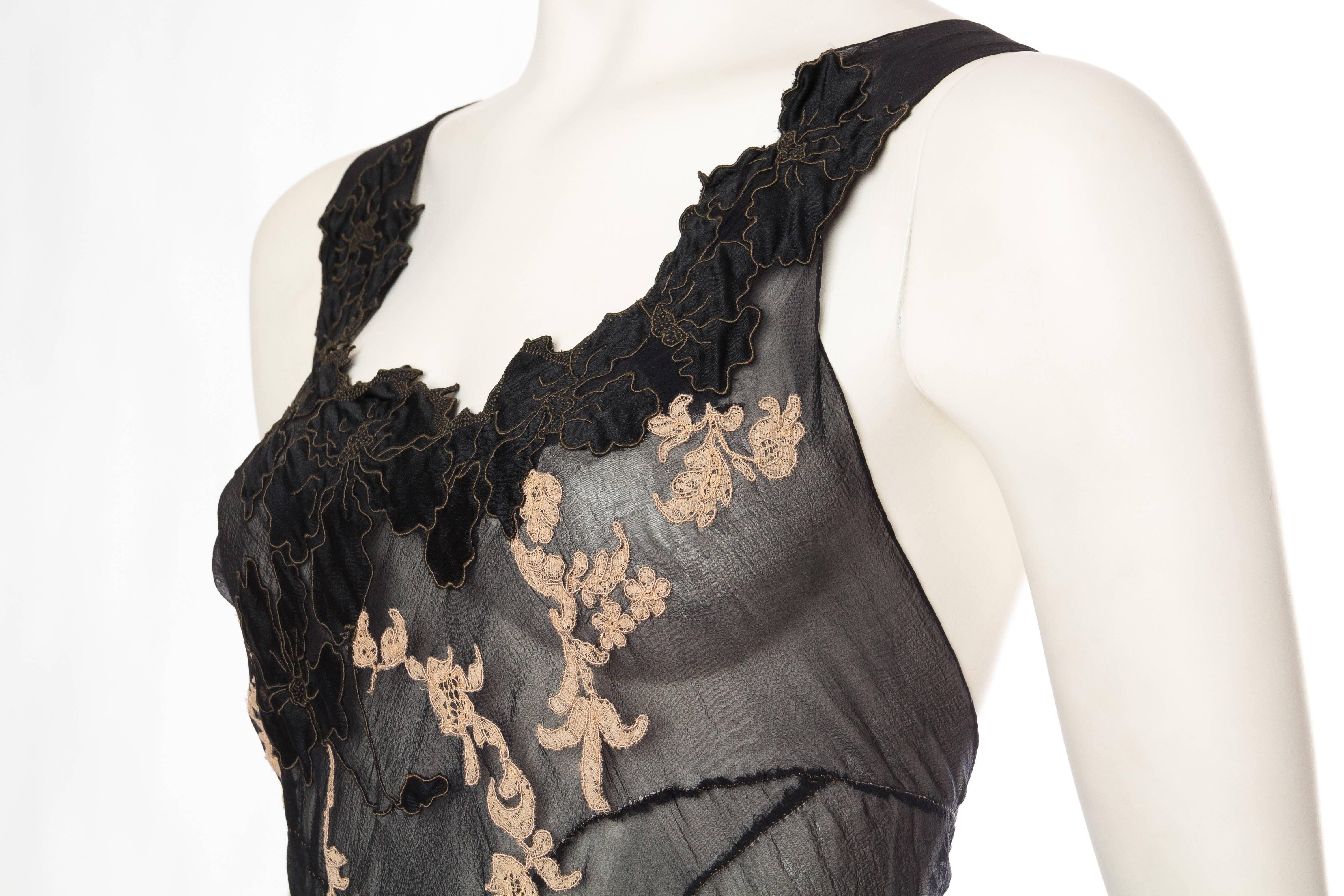 Very Fine Backless Negligee in Sheer Silk and Lace from the 1930s In Excellent Condition In New York, NY