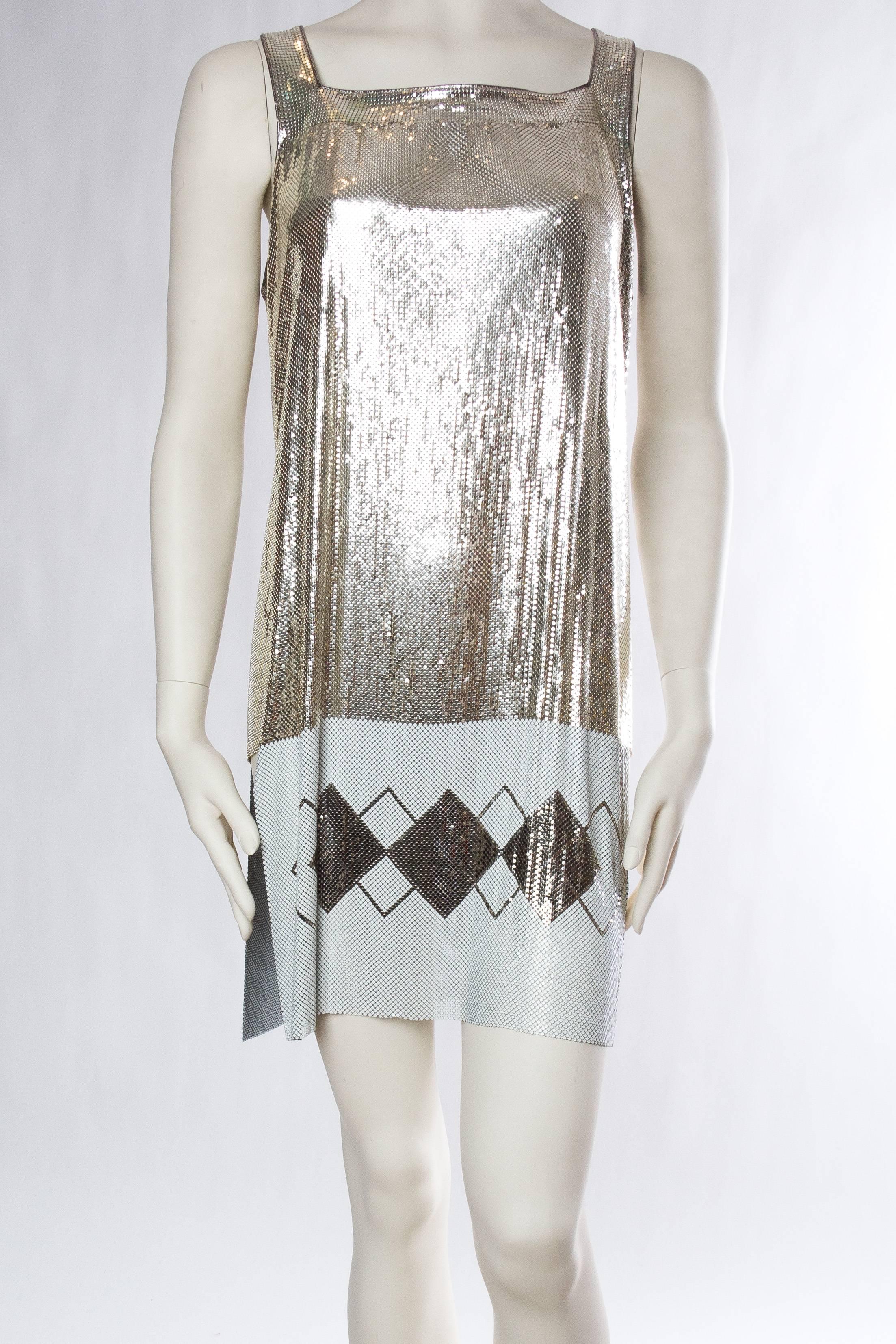 MORPHEW COLLECTION Silber & Weiß Metall Mesh Deco gemustert  Cocktail-Kleid Wit (Grau) im Angebot