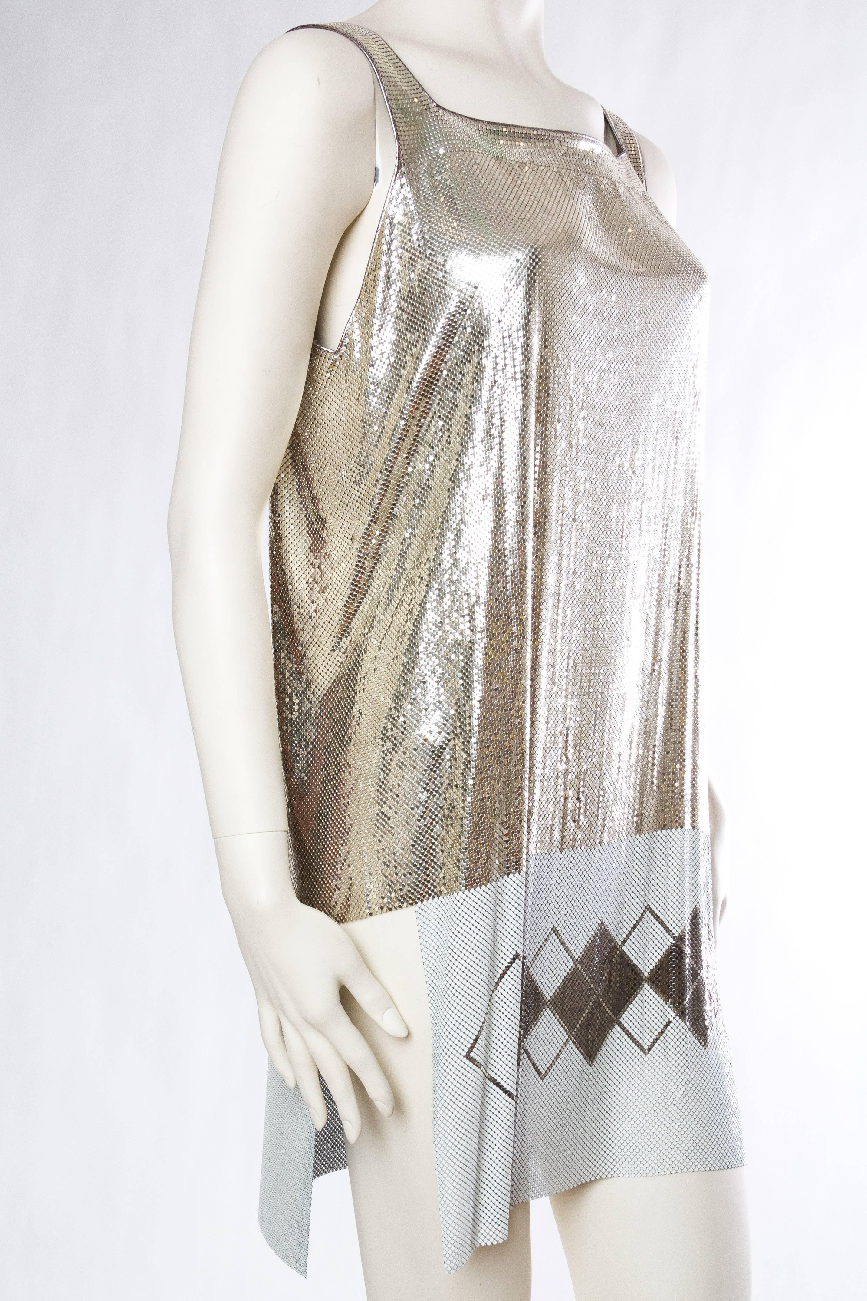 MORPHEW COLLECTION Silber & Weiß Metall Mesh Deco gemustert  Cocktail-Kleid Wit im Zustand „Hervorragend“ im Angebot in New York, NY