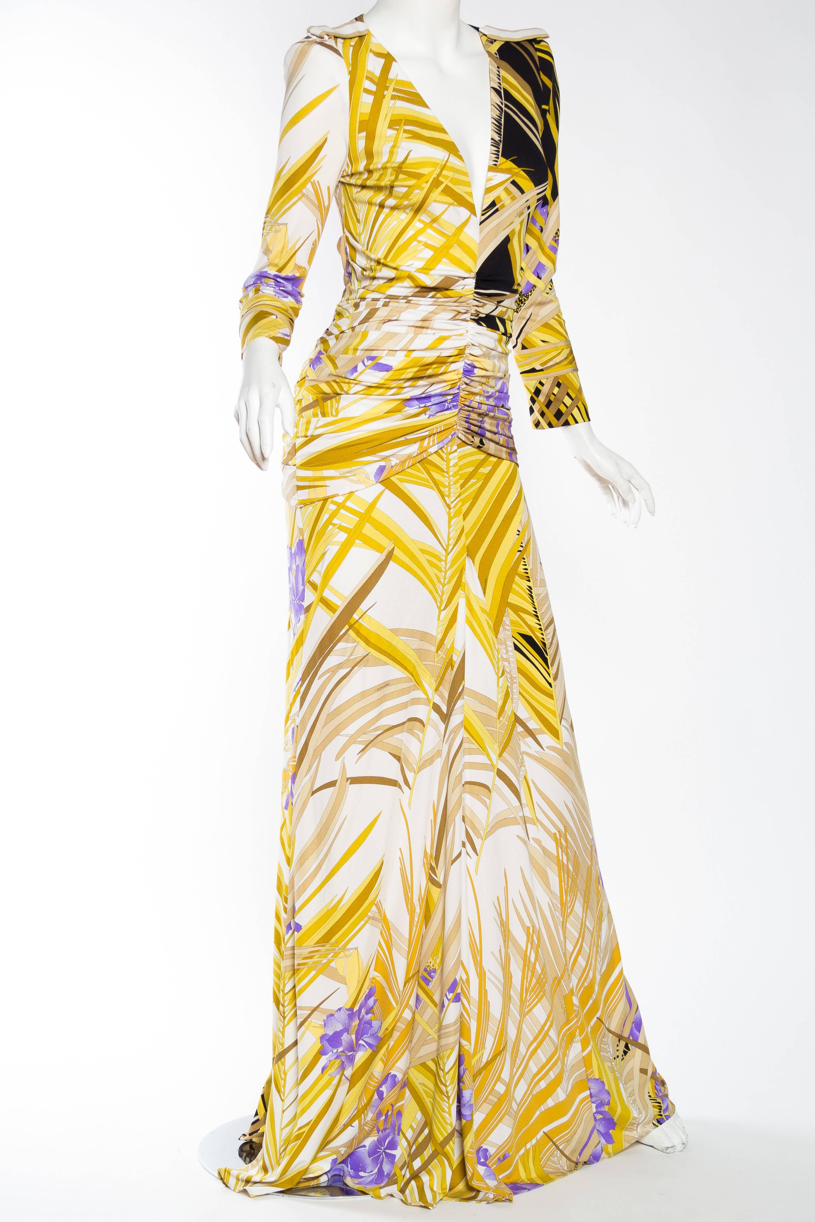 Leonard Style Seidenjersey Tropical Floral Low Cut Trained Kleid mit Ärmeln im Zustand „Hervorragend“ im Angebot in New York, NY