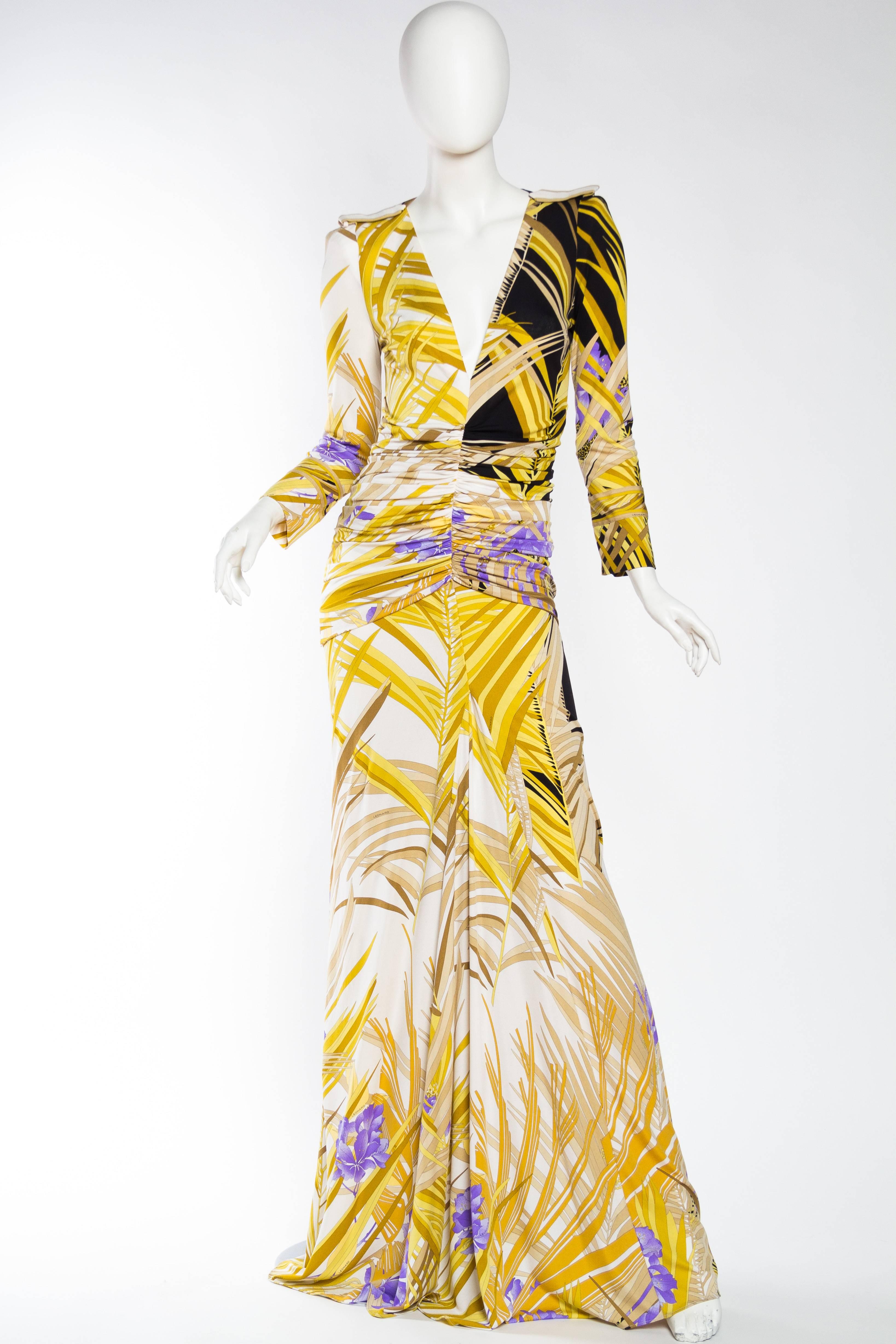 Leonard Style Seidenjersey Tropical Floral Low Cut Trained Kleid mit Ärmeln (Beige) im Angebot