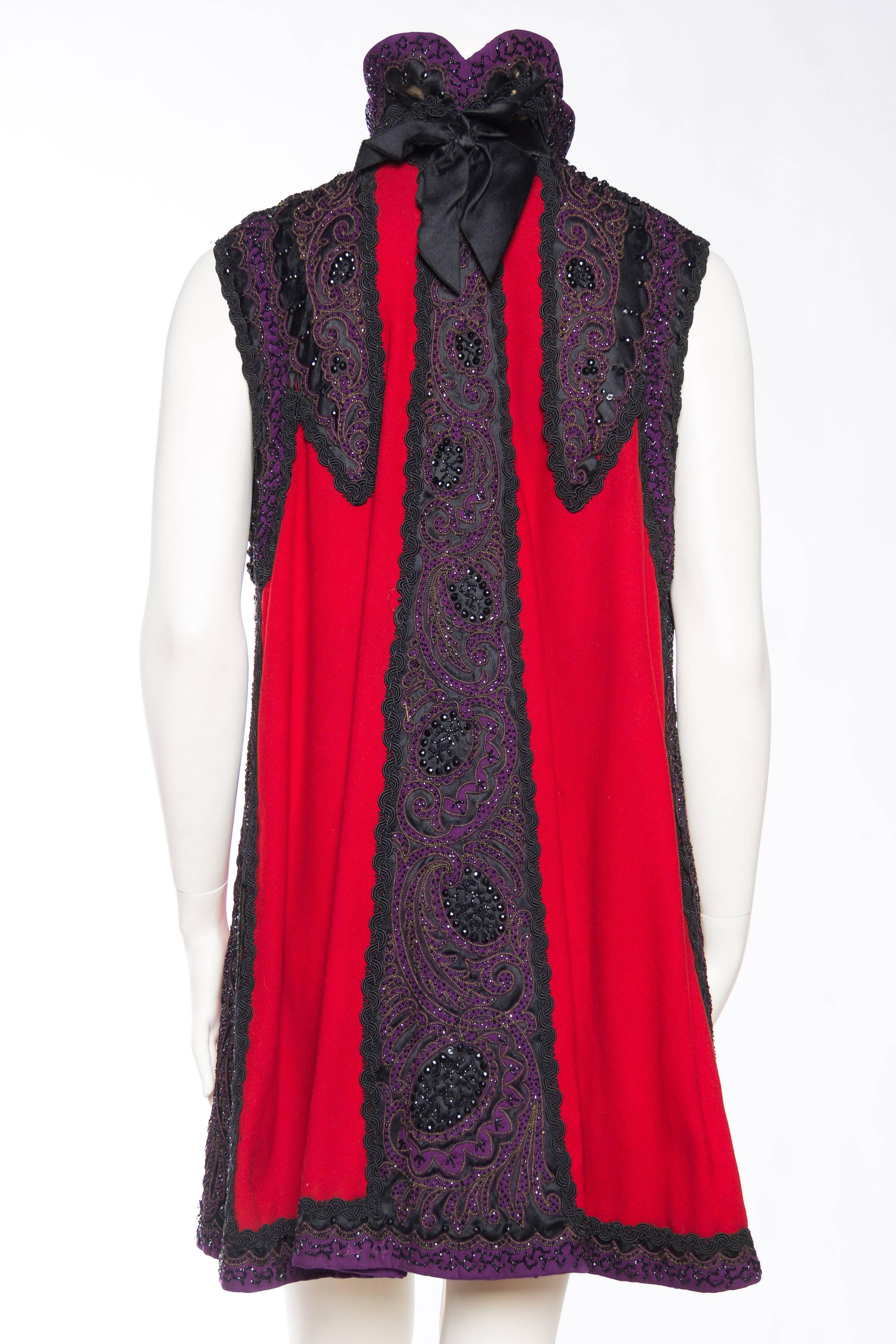 MORPHEW COLLECTION Rote und schwarze Seidenwolleweste mit viktorianischem Stoff, Perlenstickerei im Angebot 1
