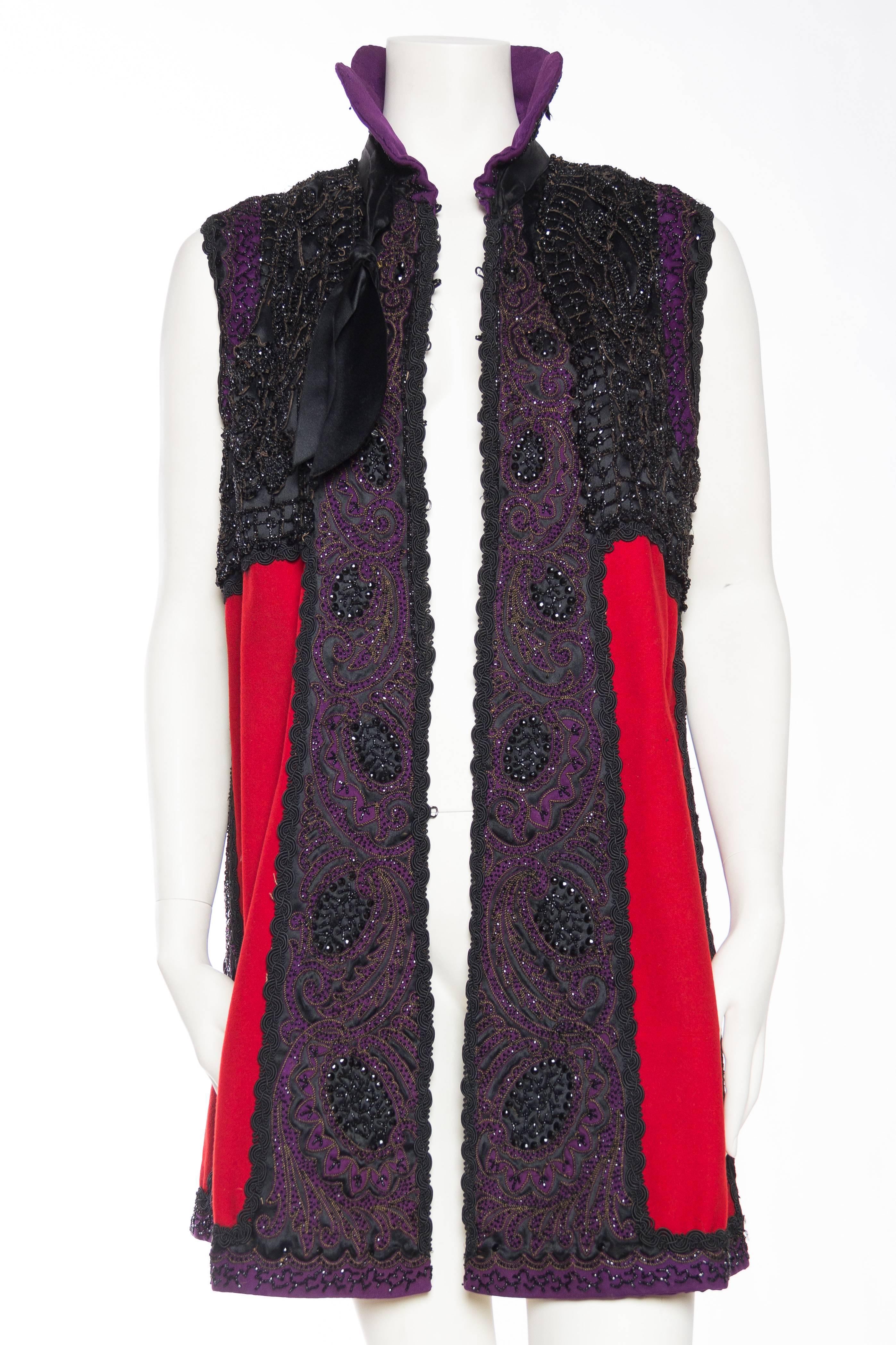 MORPHEW COLLECTION Rote und schwarze Seidenwolleweste mit viktorianischem Stoff, Perlenstickerei (Schwarz) im Angebot