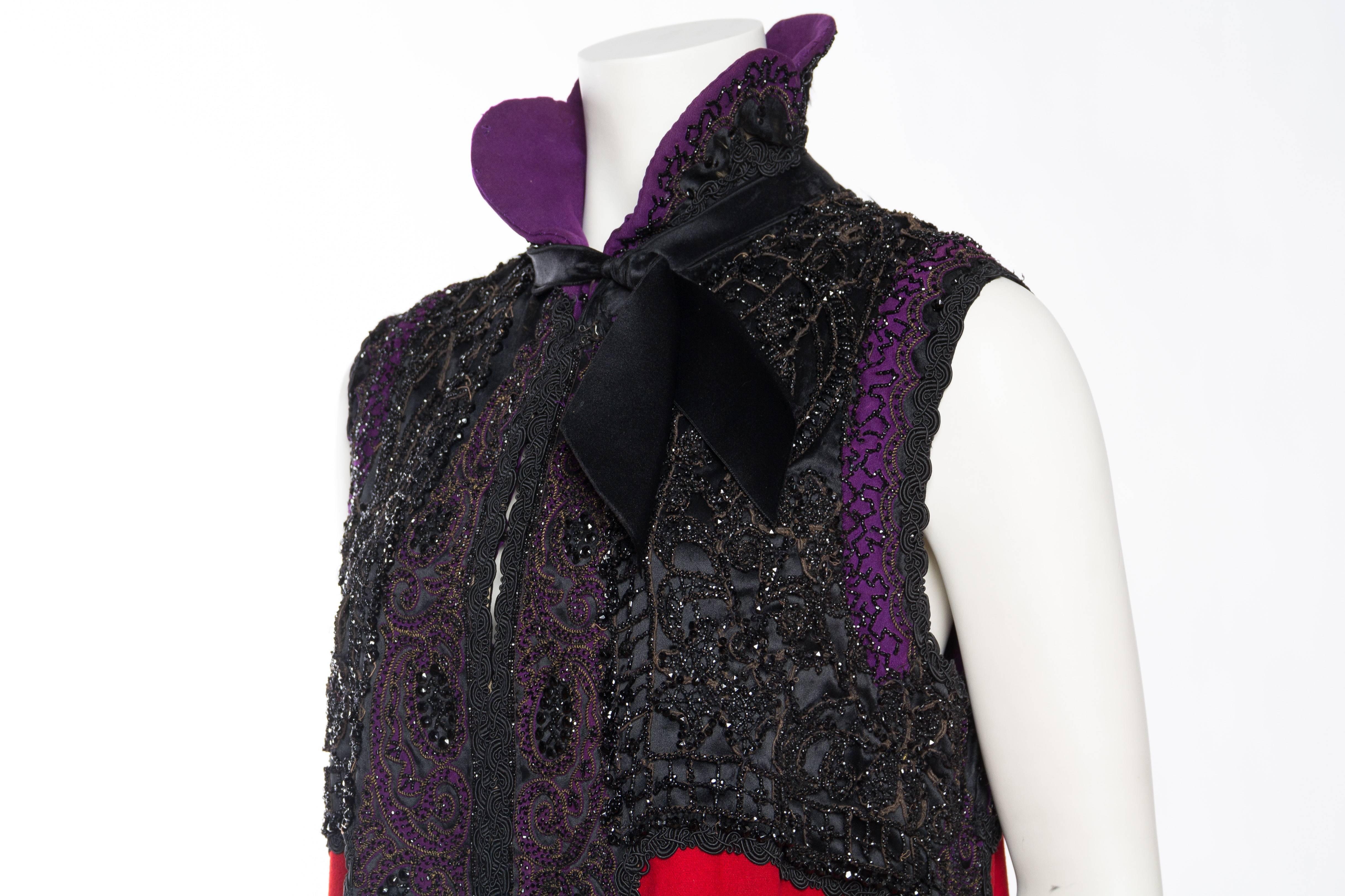 MORPHEW COLLECTION Rote und schwarze Seidenwolleweste mit viktorianischem Stoff, Perlenstickerei im Angebot 2