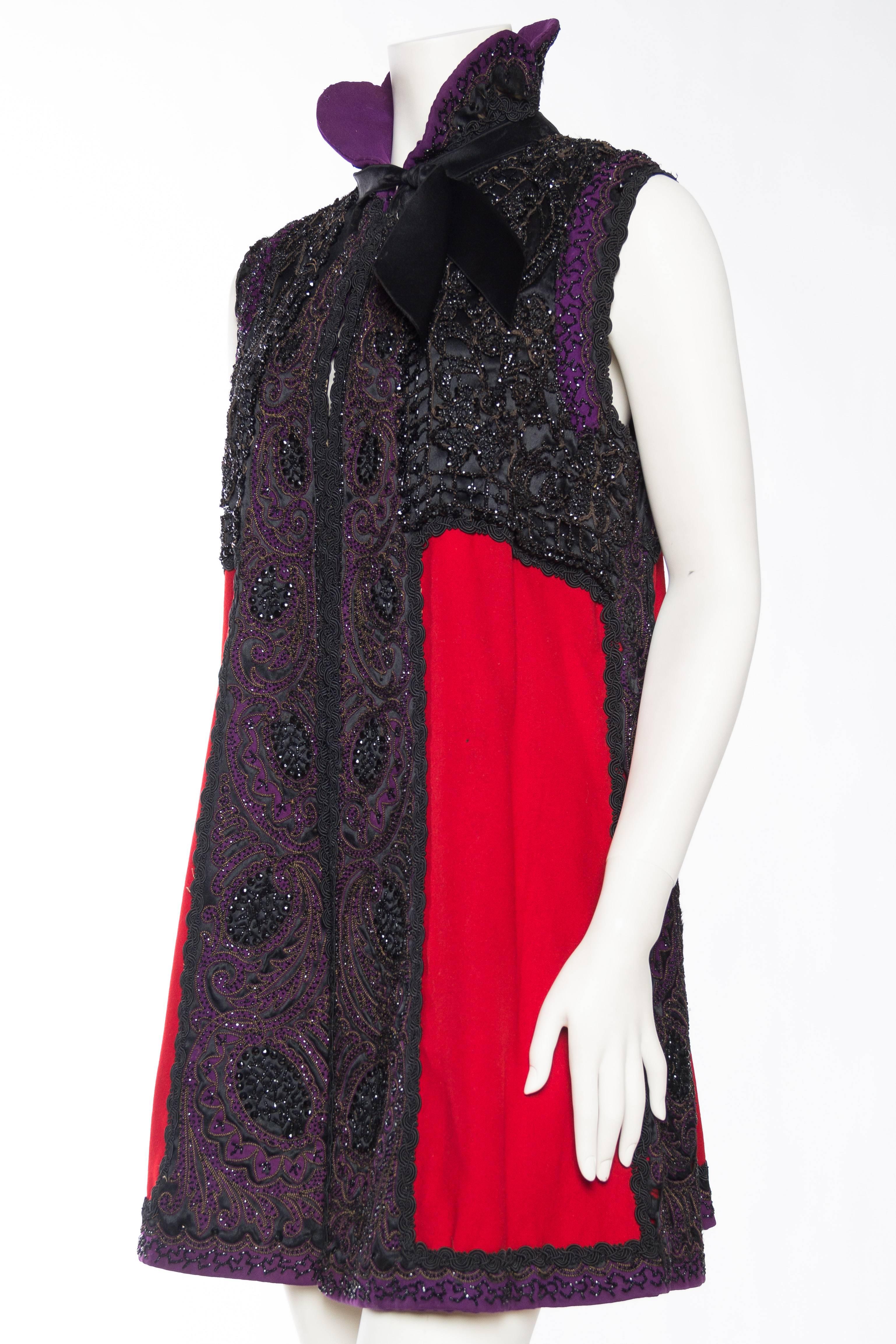 MORPHEW COLLECTION Rote und schwarze Seidenwolleweste mit viktorianischem Stoff, Perlenstickerei Damen im Angebot
