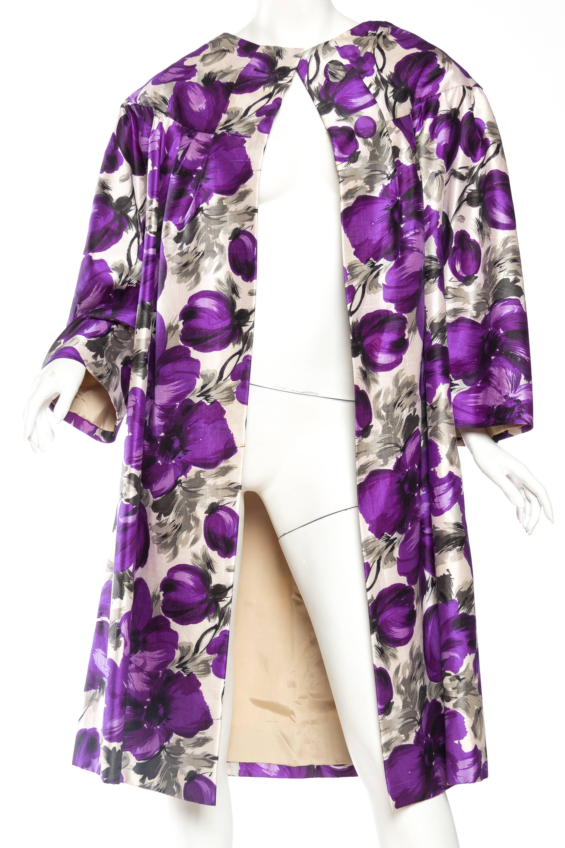 Gorgeous Floral Printed Silk Lightweight Coat from the 1950s In Excellent Condition In New York, NY