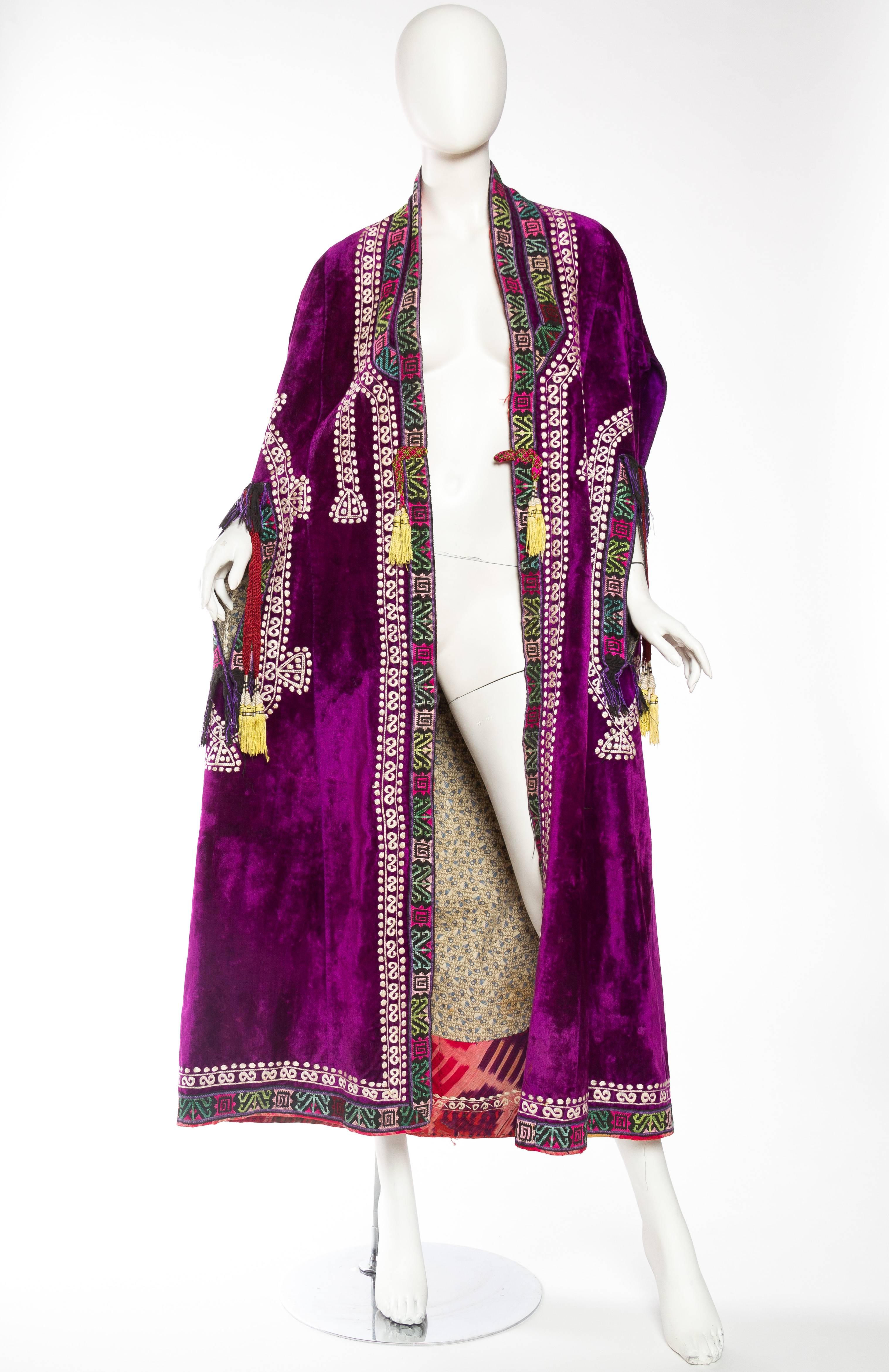 1970er Jahre lila Samt antiken ethnischen bestickten Umhang mit Ikat Trim