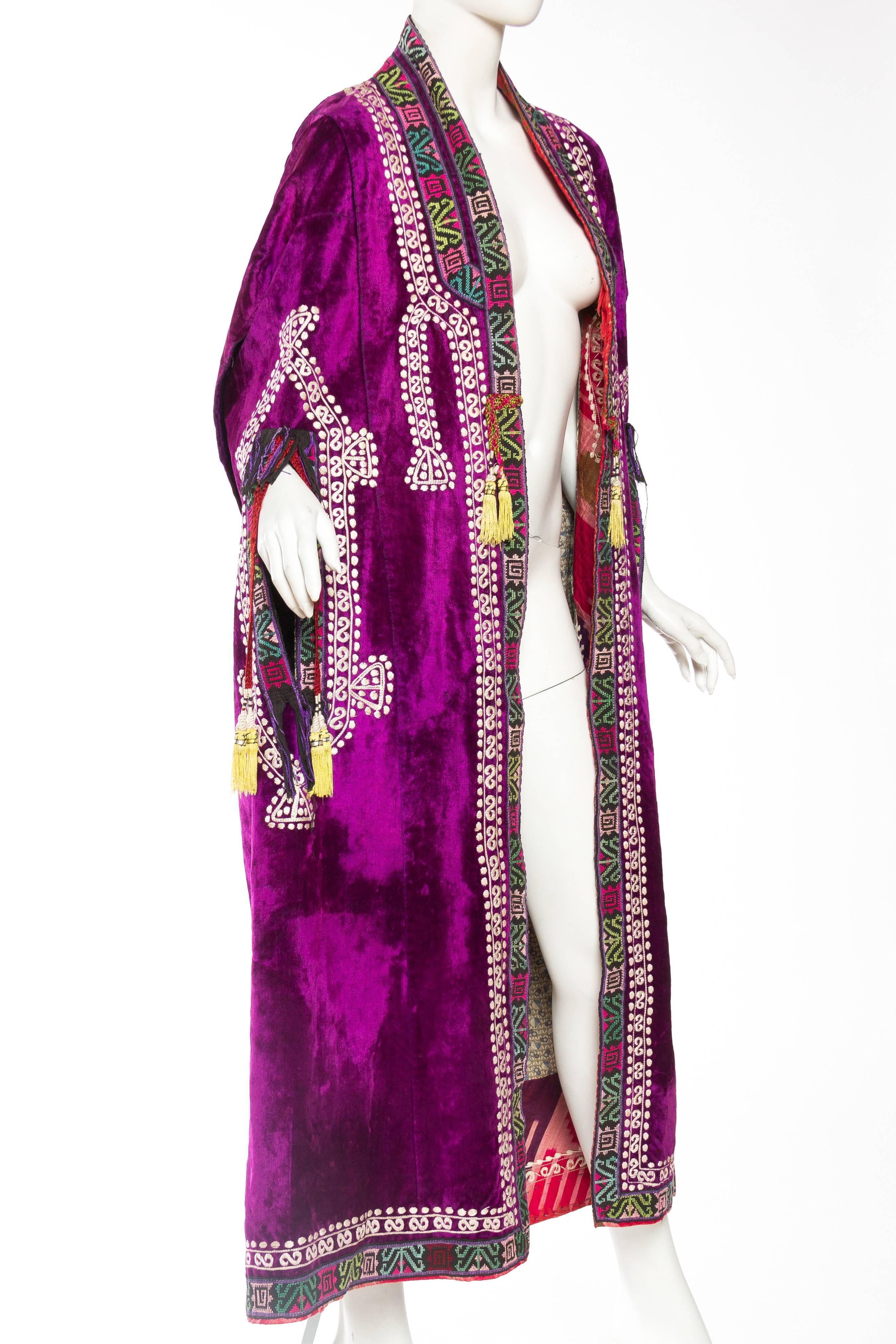 Antiker ethnischer bestickter Umhang aus lila Samt mit Ikat-Besatz aus den 1970er Jahren (Violett) im Angebot