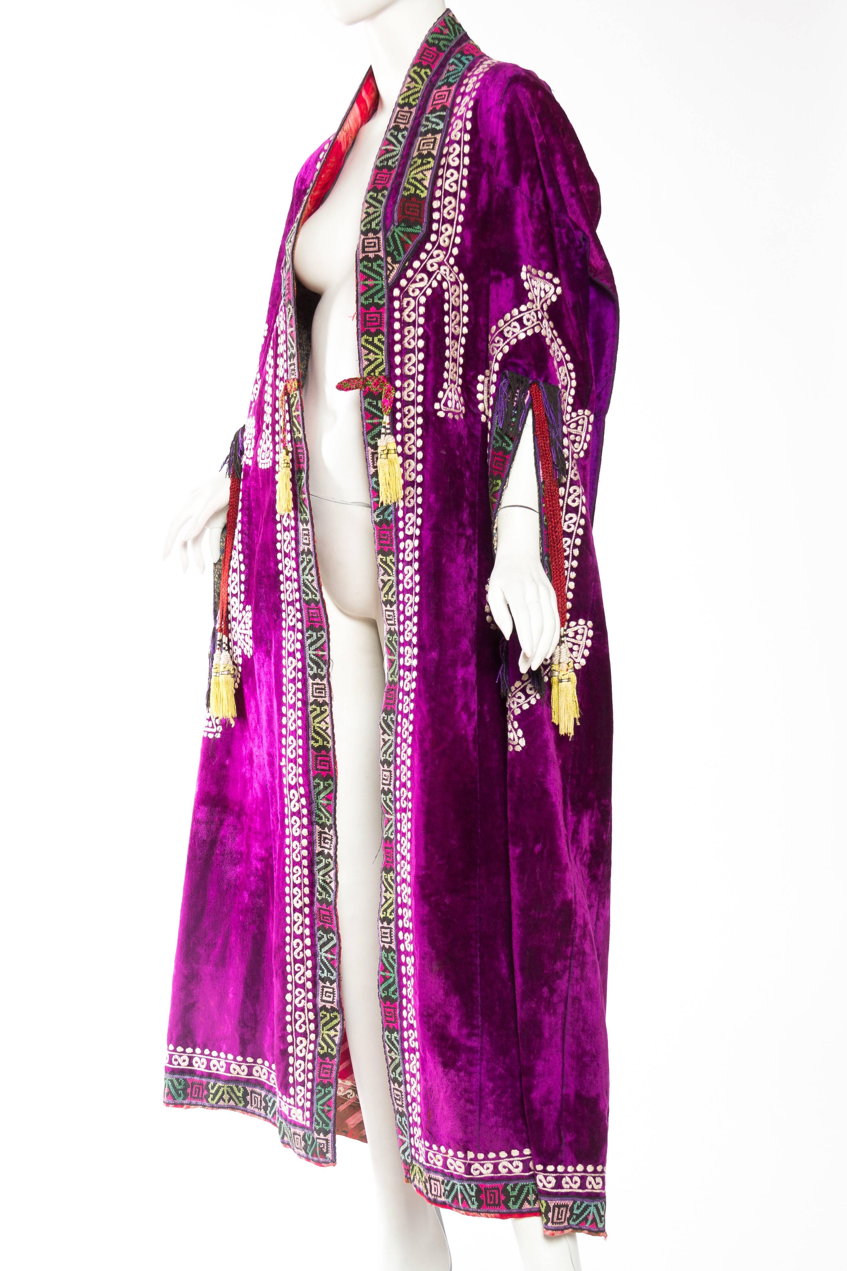 1970S Purple Velvet Antique Ethnic Embroidered Cape With Ikat Trim In Excellent Condition For Sale In New York, NY