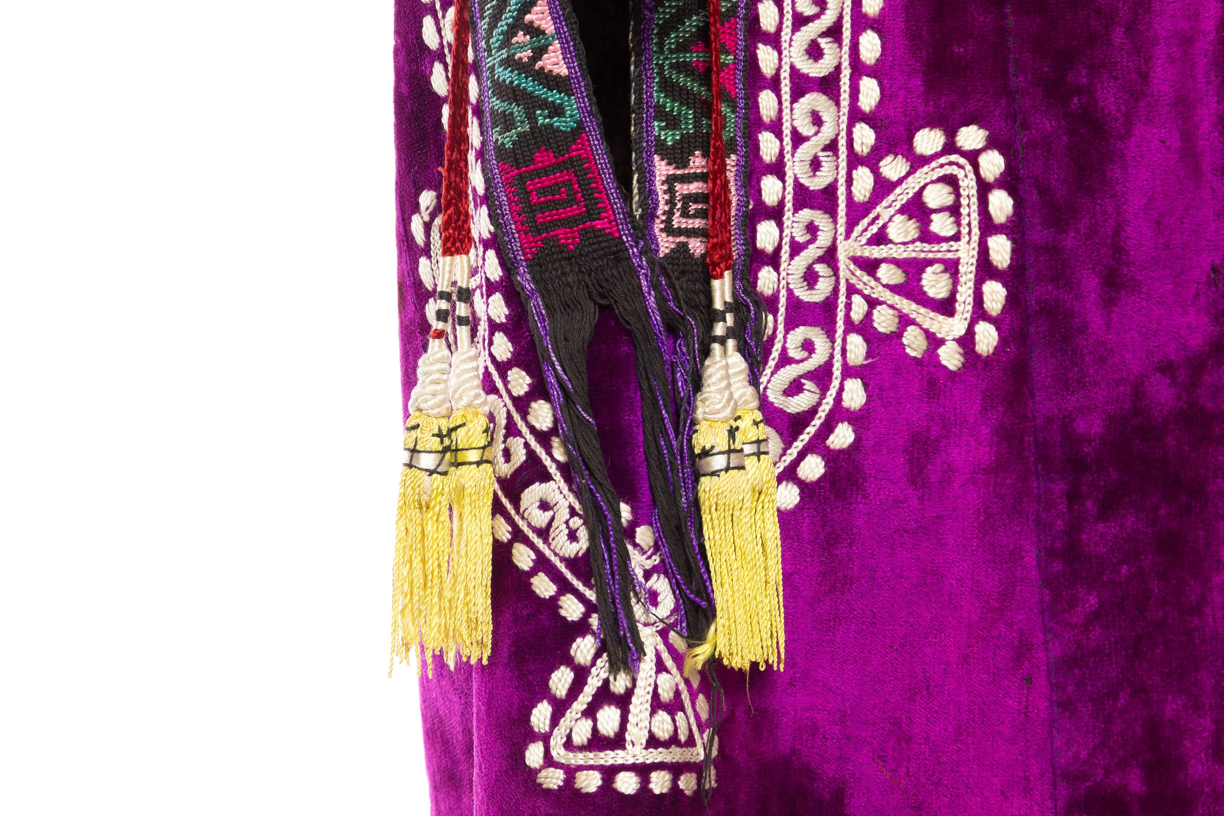Antiker ethnischer bestickter Umhang aus lila Samt mit Ikat-Besatz aus den 1970er Jahren im Angebot 4