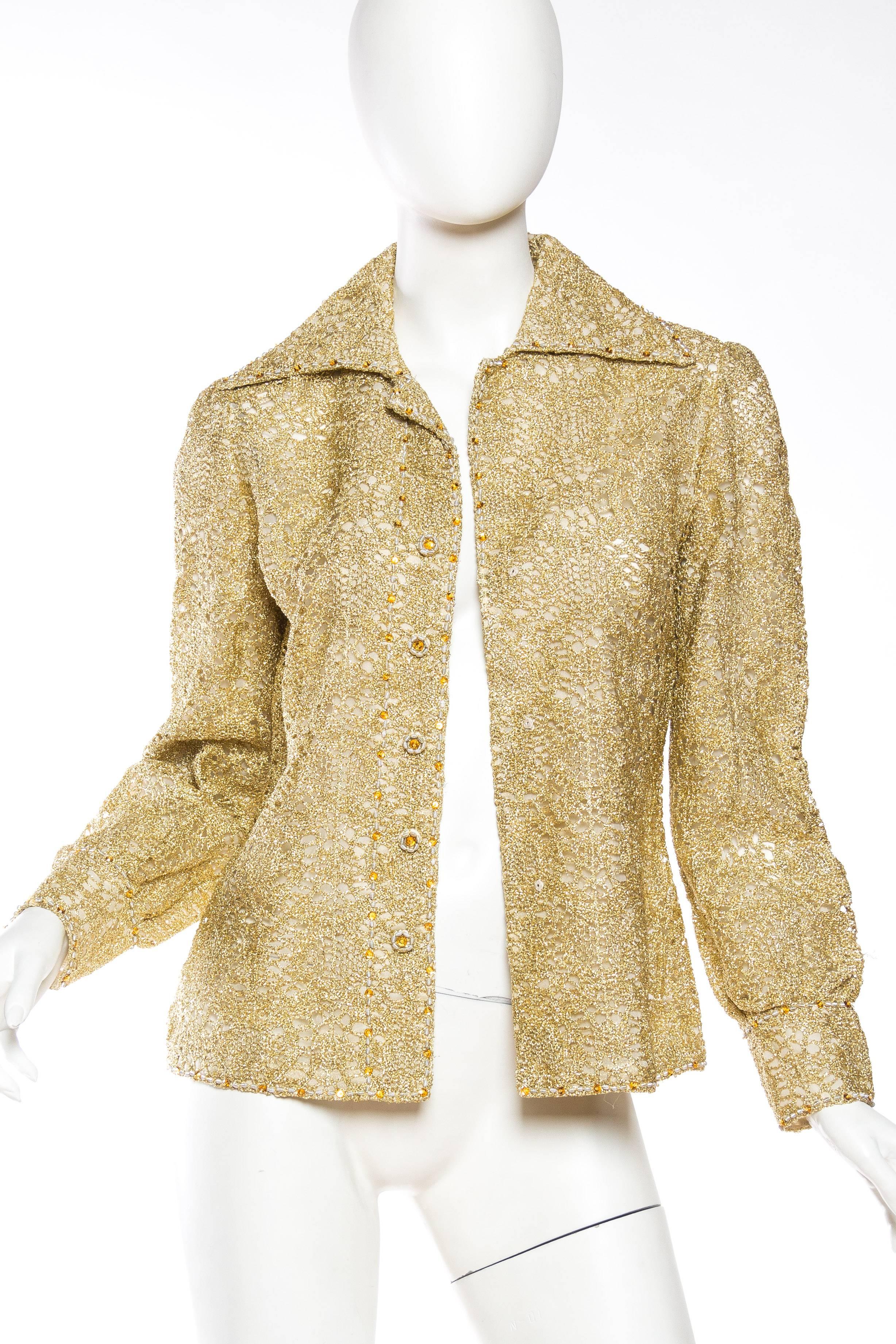 Goldfarbenes Hemd aus Seide und Lurex mit Spitze und Knopfleiste aus den 1970er Jahren und Gürtel aus Kristallen im Zustand „Hervorragend“ im Angebot in New York, NY